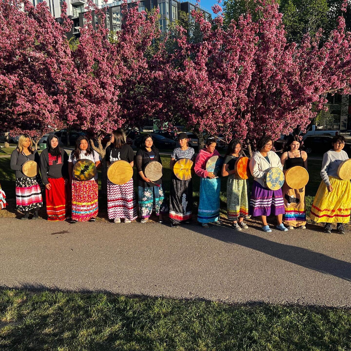 Before all the smokey skies yesterday, the girls had a beautiful park drumming session on Monday evening. There is something so beautiful to watch them not only connect with the music but with nature and the earth and the same time.❤️💙💚💛

#drummin