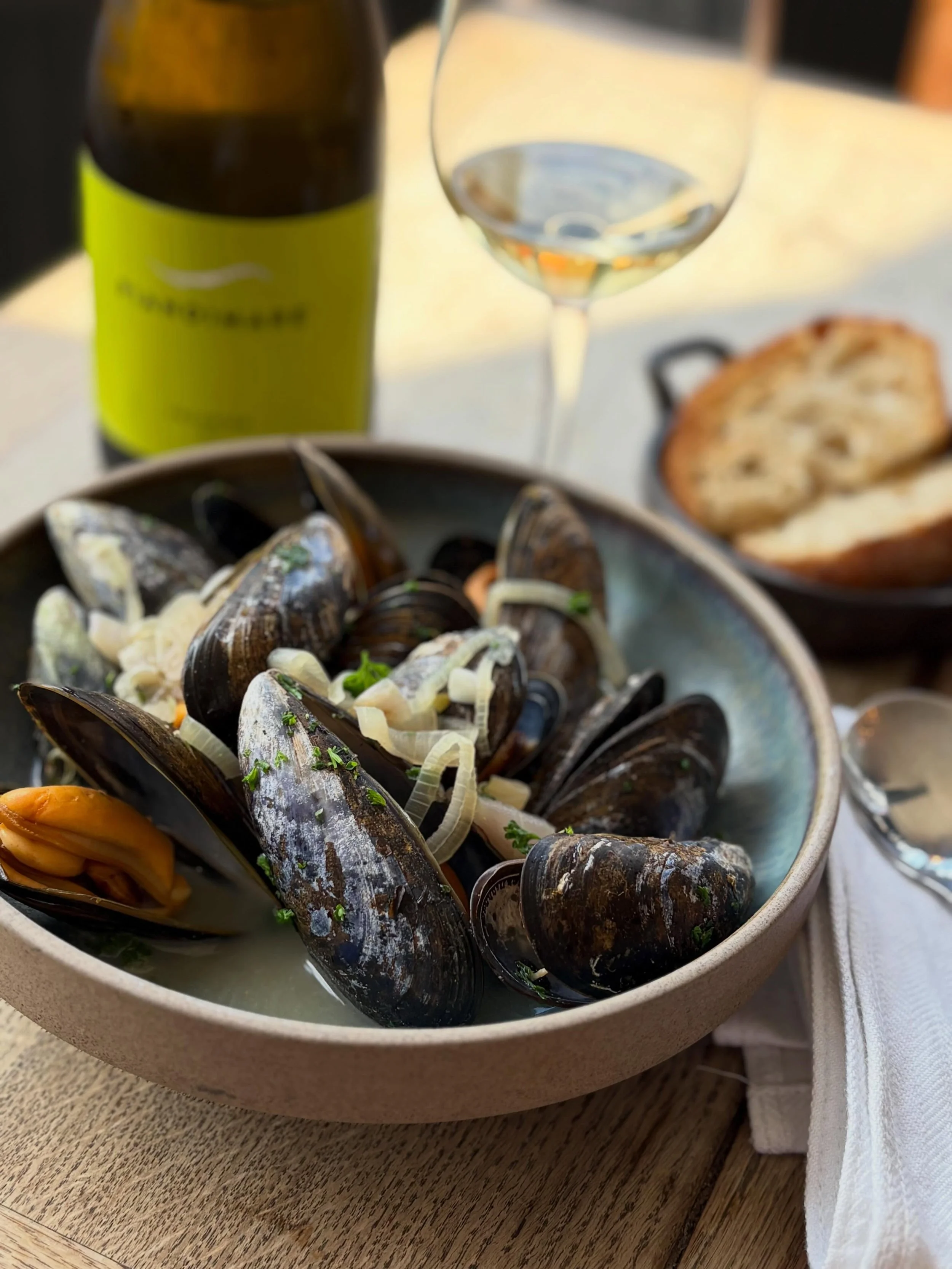 By far the best thing to feast on this weekend! Gorgeous Dorset mussels served simply in white wine and shallot. Walk ins welcome.
