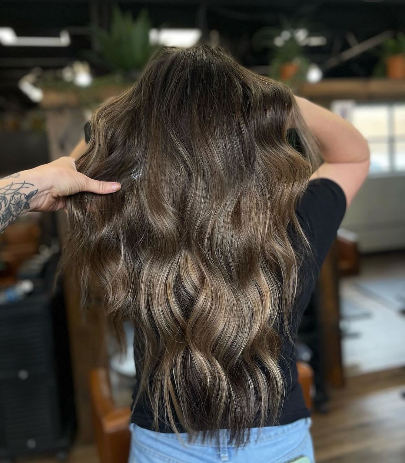 @hairxhannahleigh did the dang thing!! Wedding hair prep that turned out dreamy 💍
.
.
.
#thedrawingroomsalon #thedrawingroomsalonwaxahachie #bookthedrawingroom #goodhair #allyouneedisgoodhair #randco #waxahachie #waxahachietexas #waxahachiehair #ell