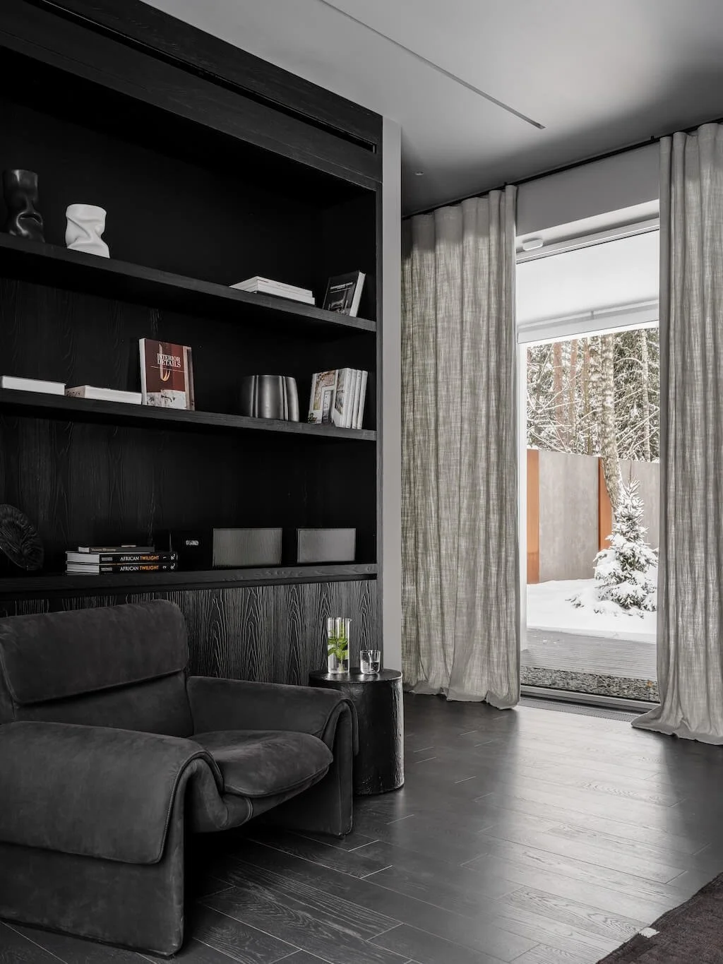 modern-house-in-dark-colors-moscow-tatiana-alenina-design-bureau-18.jpg