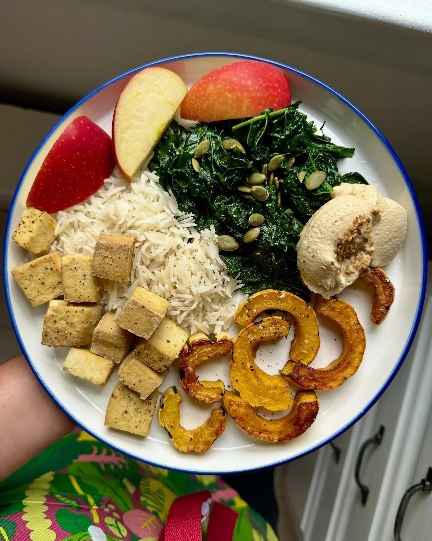 embracing fall, on my plate. 👻🎃Local kale, apples, squash, @nasoya high protein crispy air fryer tofu, @cedarsfoods original hommus, pumpkin seeds. 

Wanna talk about how to balance your plate?? My nutrition coaching services are covered by insuran