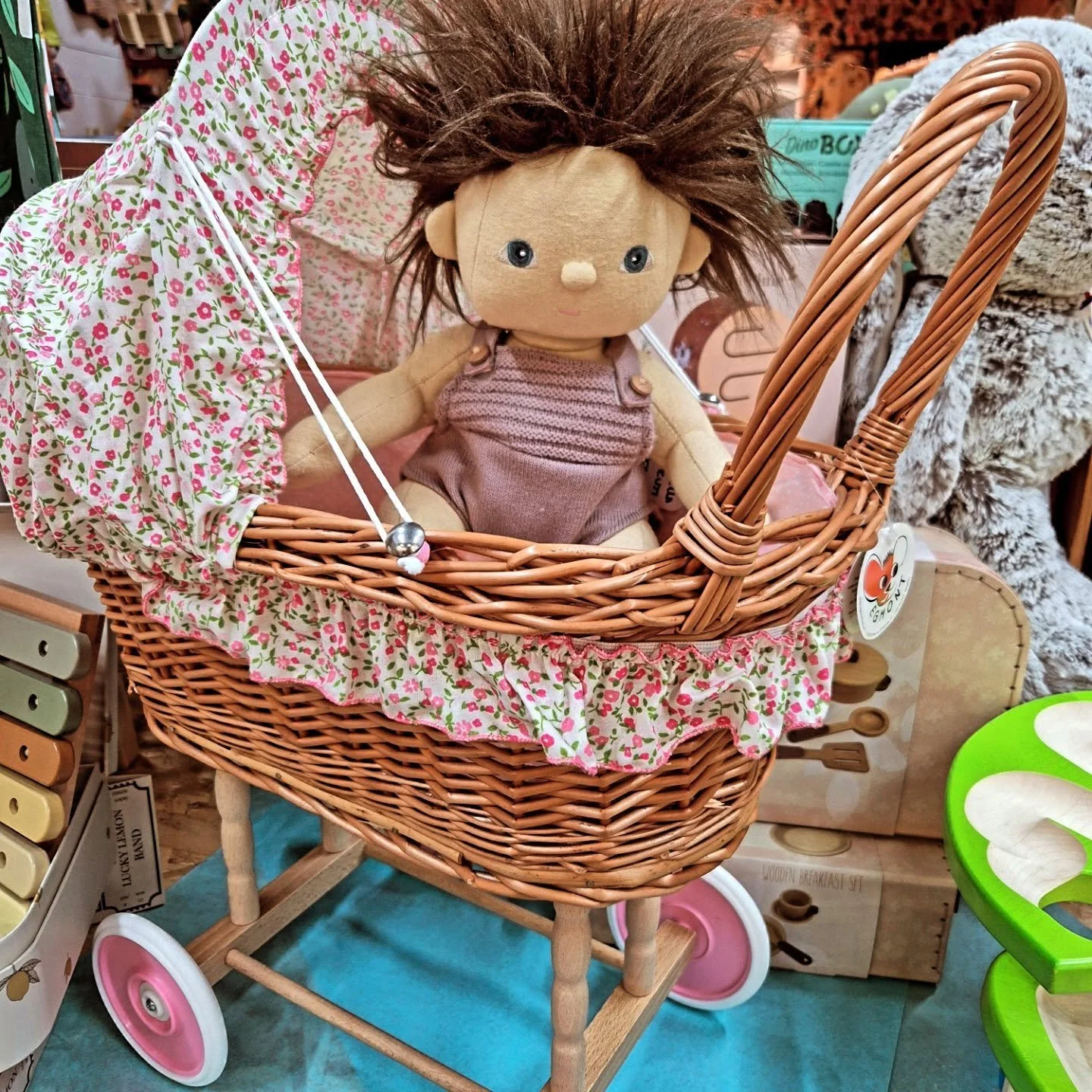 October keeps us busy 🍁
 Big items arriving in preparatiin for a busy season 🌲Loads of pre-orders via our deposit scheme 🎁
New gorgeous Greek brand launched in the shop 🫒 Big Maileg reshuffle 🐭
My favourite brand arrived and waiting to be displa