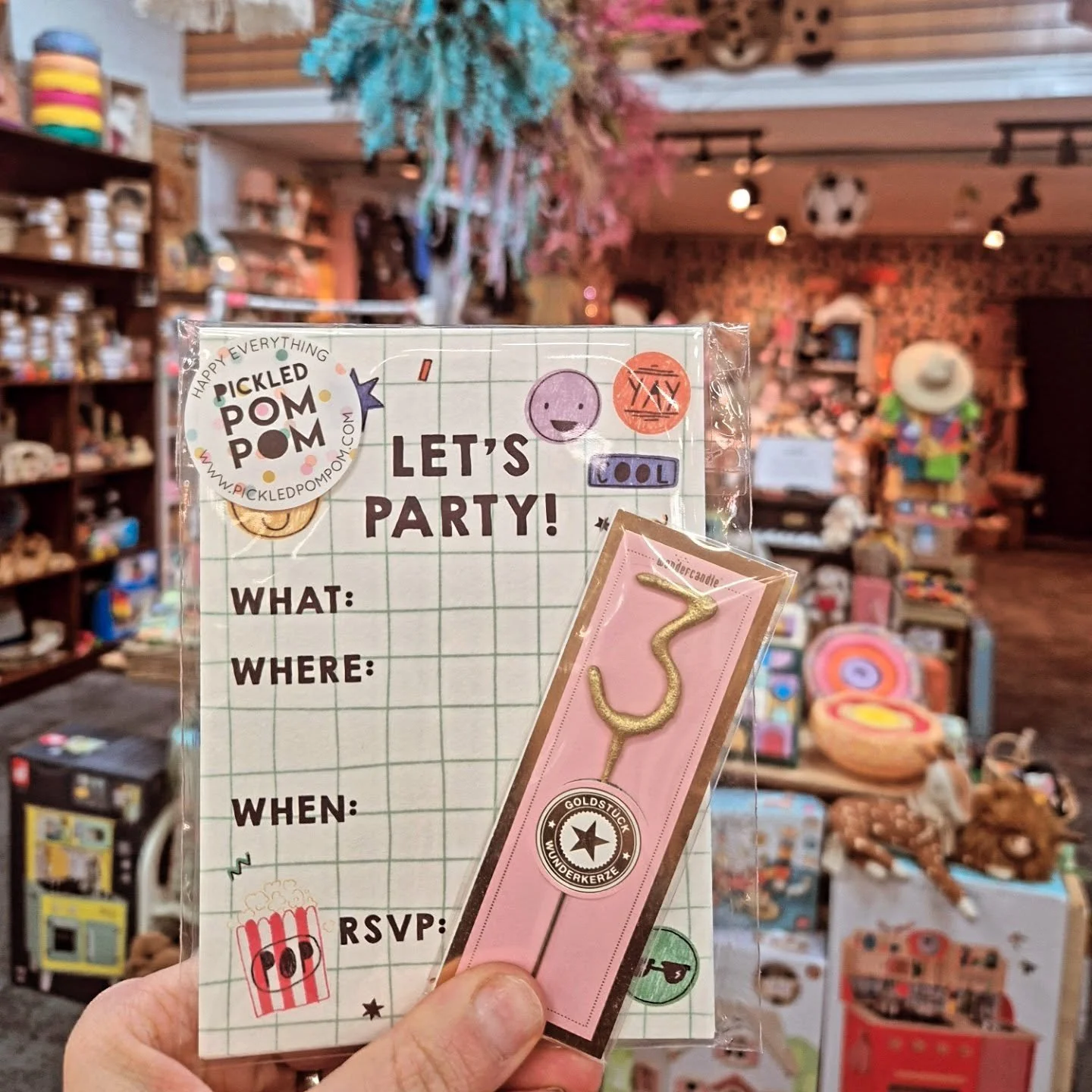 Let's Party 🥳 🎈🎊
Come along to celebrate our 3rd Birthday together 🎂
WHEN Saturday 21st March 12-1.30pm
WHERE 📍Greystones Tesco SC @dlulukaloo HeadQuarters ❤️
WHAT @geniemackers_kids.parties entertainment &amp; @treatstoyoudelgany yummies 🧁
We 