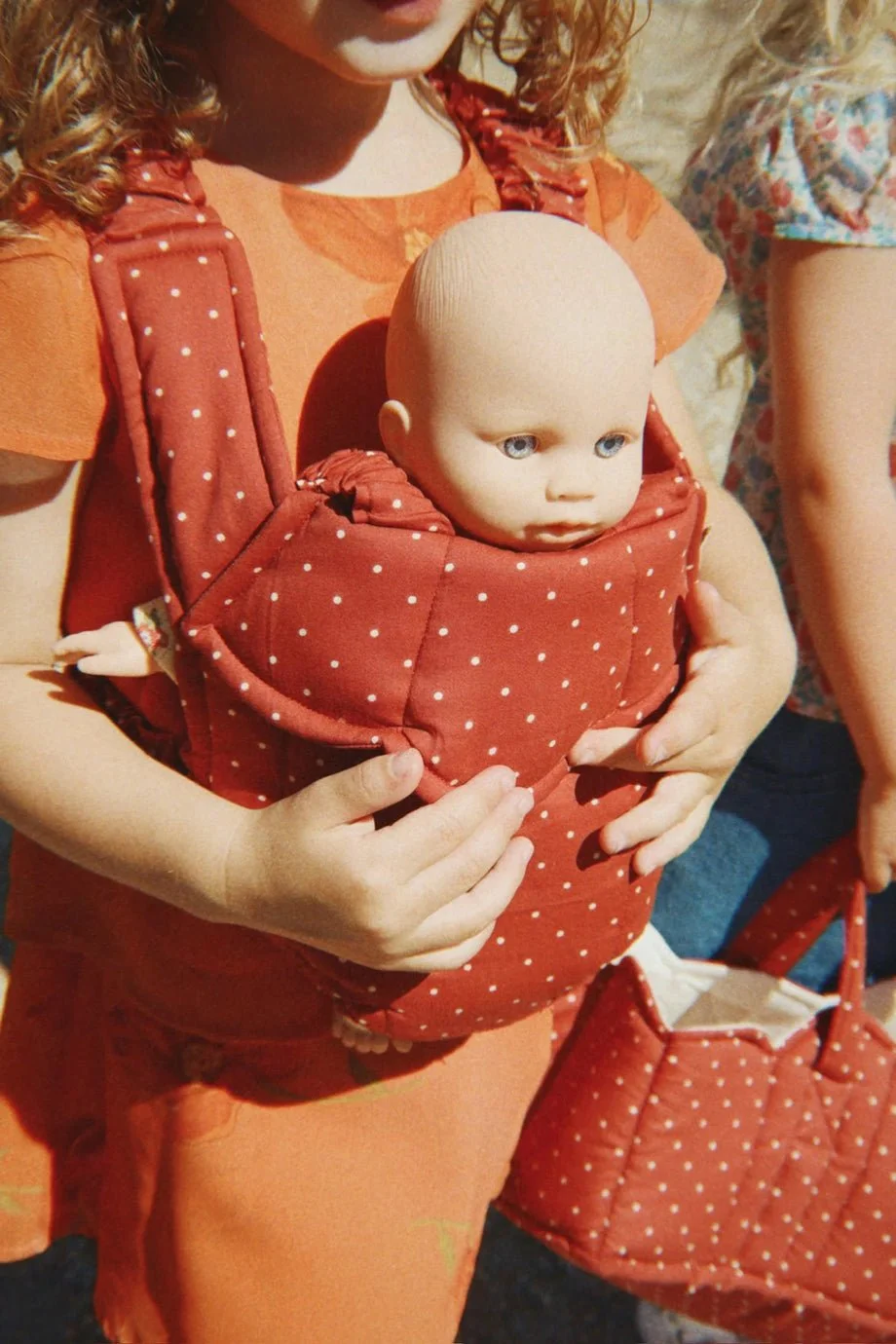 Konges Sløjd Doll Carrier – Fraise Dot
