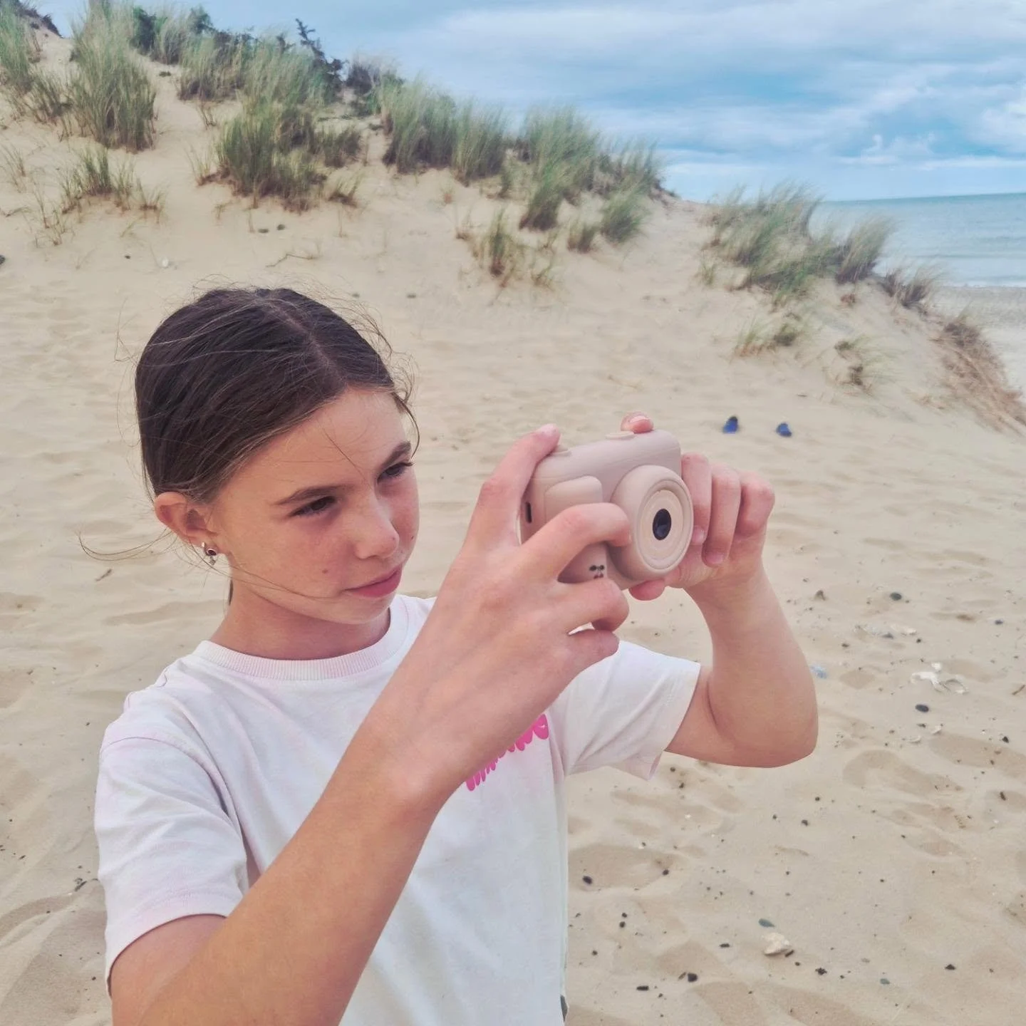 Making memories (and taking about 500 photos of rocks and waves!) 📸🌊

​Nothing sweeter than watching her capture her own little adventures. These simple beach days are the ones that stay with us forever. 💛

Featured digital camera from #kongessl&o