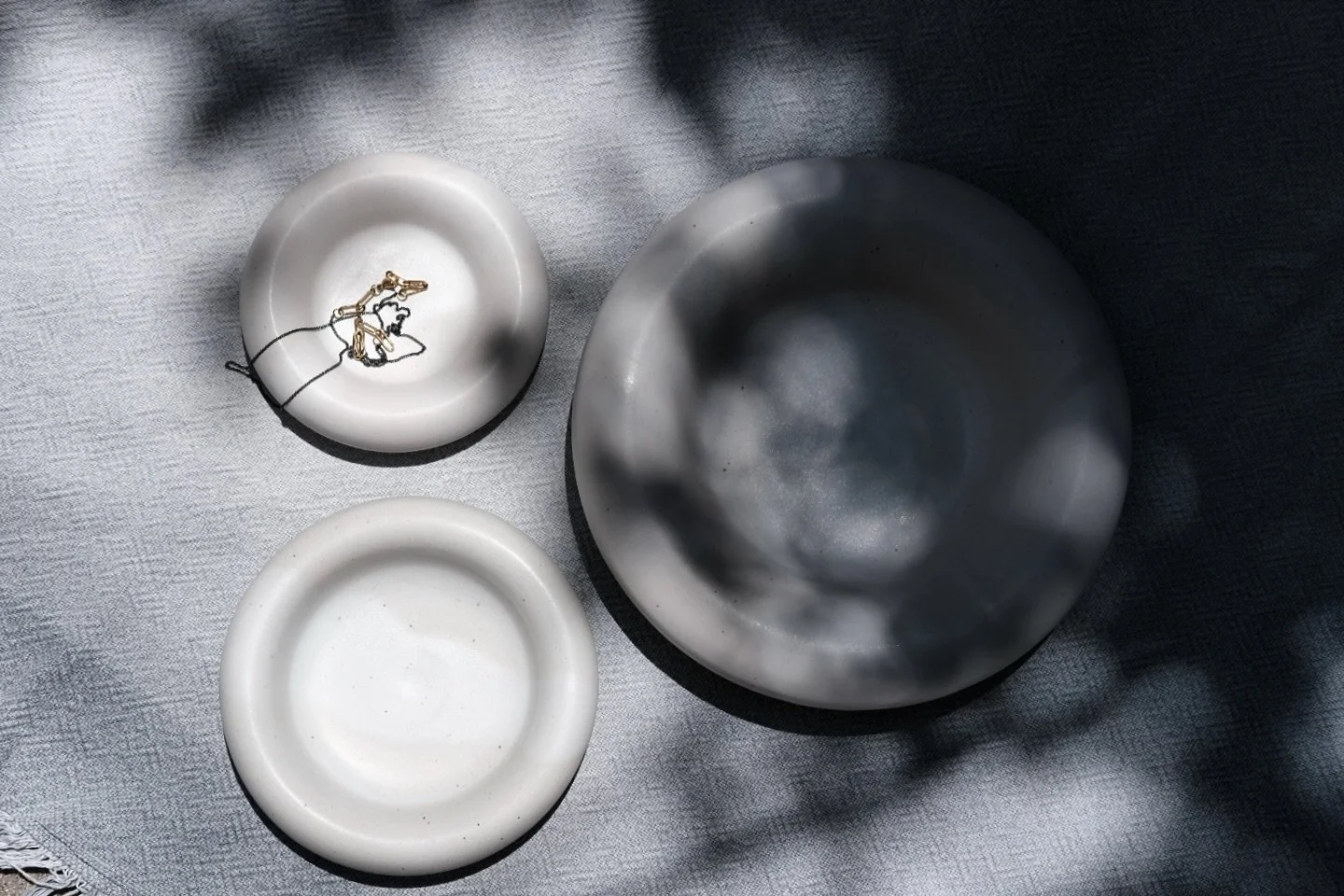 - preparing for the next drop -
Here are some of my hollowed rim bowls sun bathing. Turns out they are pretty hard to photograph. I&rsquo;m just messing around with natural light and set ups.
.
.
.
.
.
.
.
. 
#hollowedrim #bubblebowl #donutbowl #serv