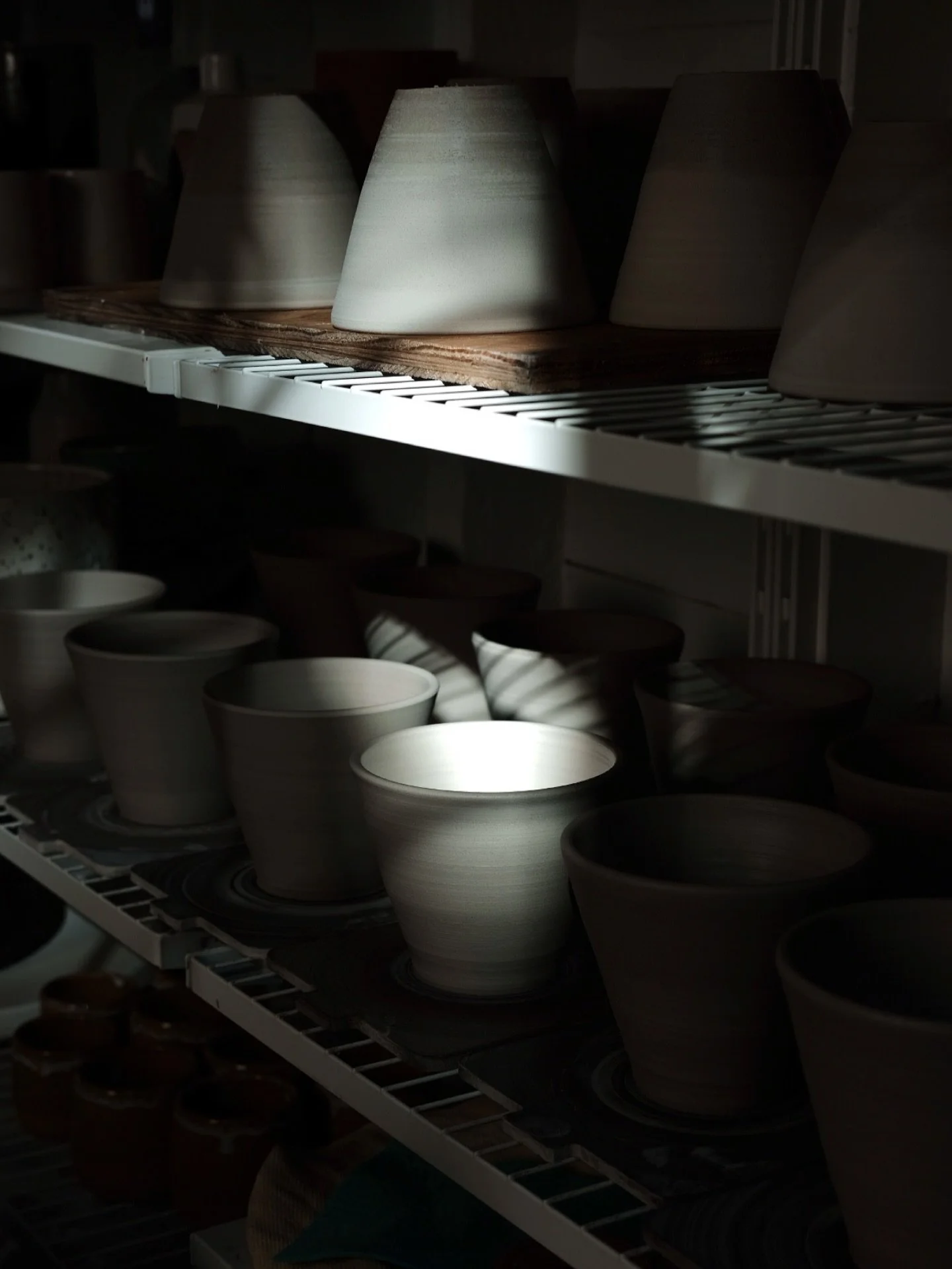 - atelier -
You may have noticed my open studio day and shop update were canceled. I received two substantial orders with tight deadlines and couldn't miss the opportunity. Until further notice, I've closed private lessons, custom orders, wholesale o