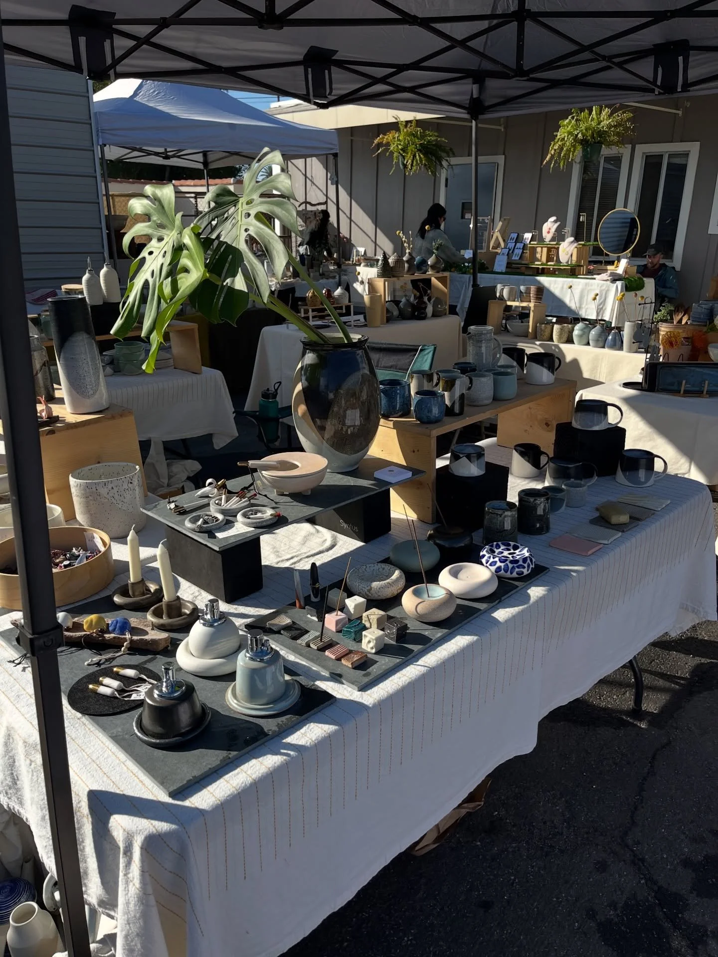 Last market of 2025! Surrounded by gorgeous people on this stunning day. Swing by, we are here till 5pm at 1105 N Allen Ave, Pasadena @m.h.ceramics #shopsmallbusinesses #fhar #fharstudio