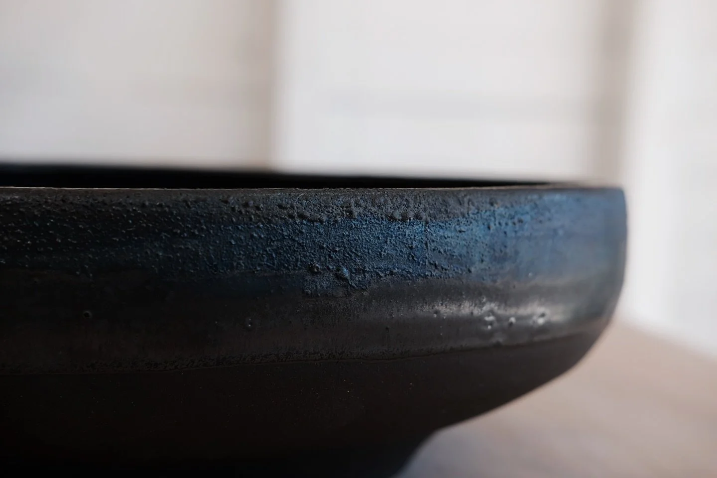 - mon c&ocirc;t&eacute; fleur bleue -
Black stoneware and oxides 🐈&zwj;⬛🏴
#fhar #fharstudio #blackstoneware #bigbowl