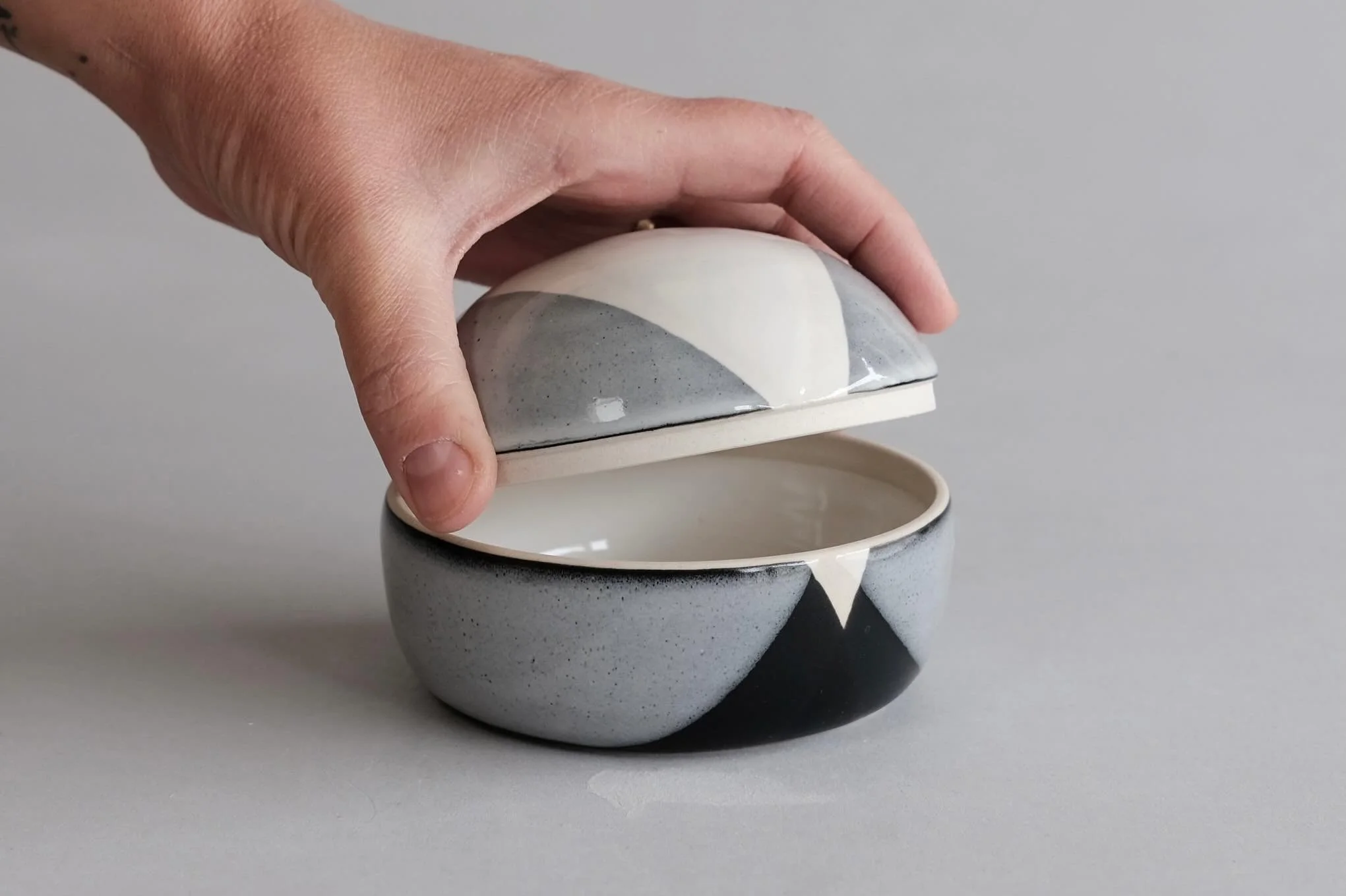 ✨Wheel throwing class &mdash; stoneware lidded box in one piece✨

Join me at Still Life Studio for a two-part pottery class where we&rsquo;ll create a handmade stoneware lidded box from start to finish.

Saturday May 16th + 23rd
1pm &mdash; 3pm

Duri