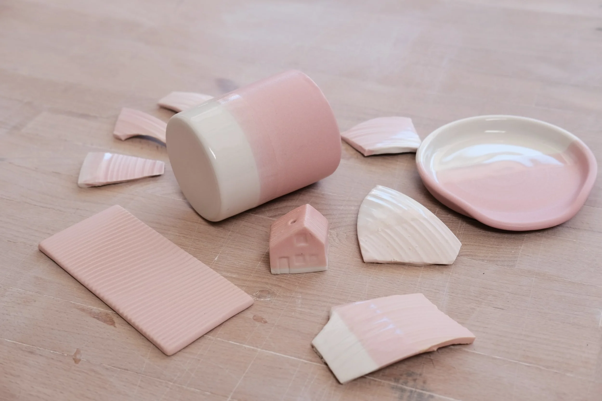 - sunset collection -
I&rsquo;ve been working on a matte pink glaze for almost a year now. One little tweak at a time. I think I have it now. 
This is my &laquo;&nbsp;sunset&nbsp;&raquo; collection. Squared shaped porcelain with a &laquo;&nbsp;horizo
