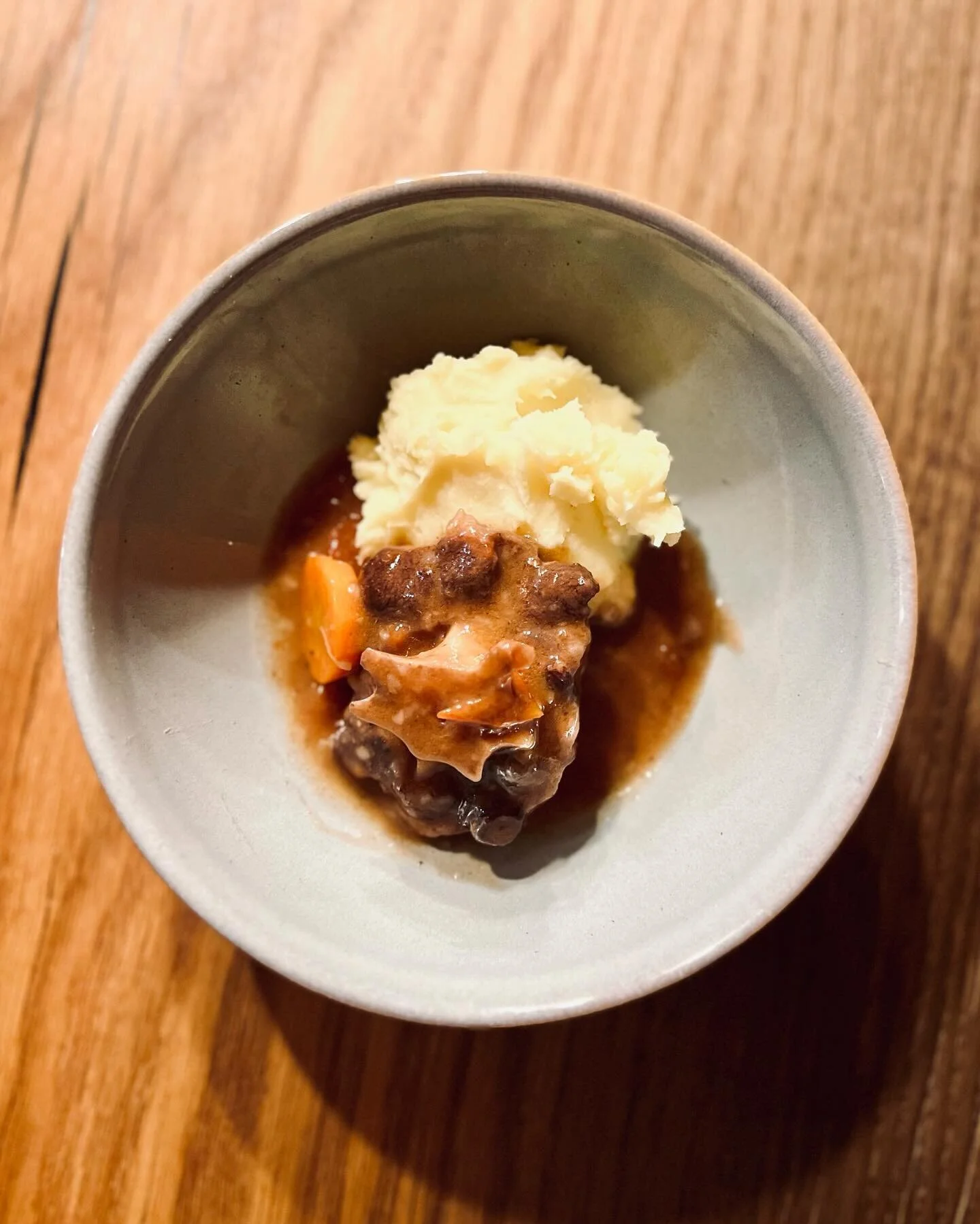 𝙾𝚌𝚑𝚜𝚎𝚗𝚜𝚌𝚑𝚠𝚊𝚗𝚣🐮
Nose to tail. Mann hört es immer wieder. Aber was bedeuten diese drei Worte für dich..?
⬆️ Im Bild: Ochsenschwanz mit Kartoffelstock. So einfach, so lecker♥️
#Onkelurs #weissenbühlquartier #quartierla