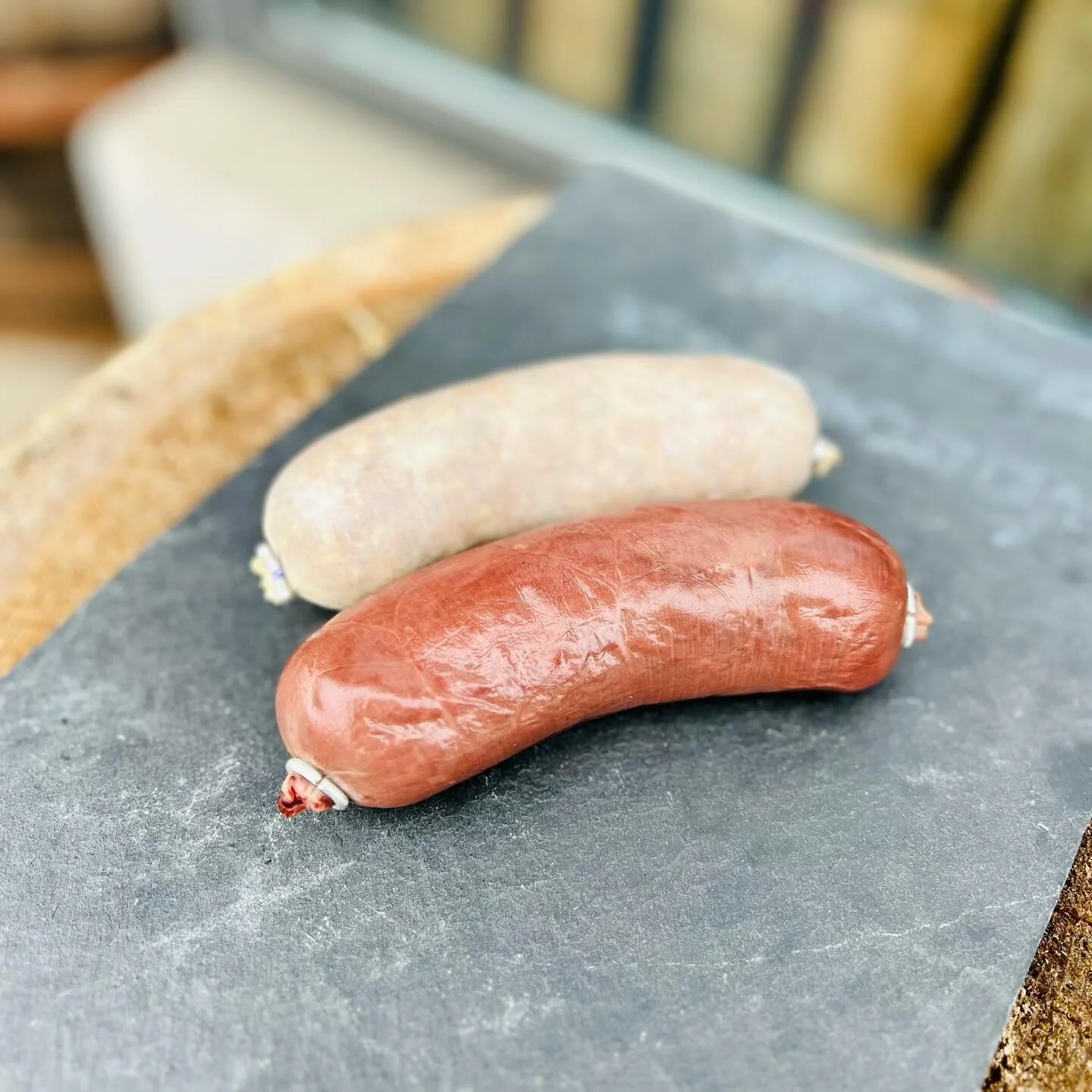 Bluet & Läberwürst
Die Blutwürste trumpfen mit einem hohen Eisengehalt, Leberwürste enthalten viel Vitamin B12. 
Zubereitet ist der Klassiker schnell ~ 20 Minuten im heissen Wasser ziehen lassen (nicht kochen), nach Lust und