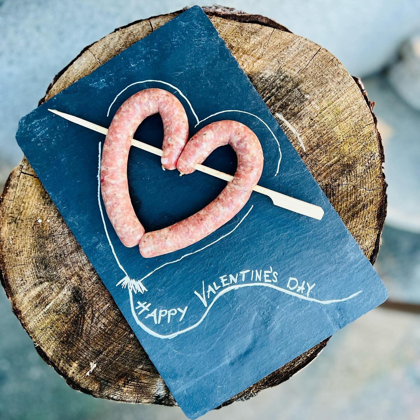 Liebe geht durch den Magen♥️
Kocht ihr für eure liebsten am Valentinstag, oder geht ihr ins Restaurant essen..?
Unsere Herzlibratwürste sind super einfach zubereitet, auch auf dem Grill😉
Wir wünschen euch einen wundervollen T