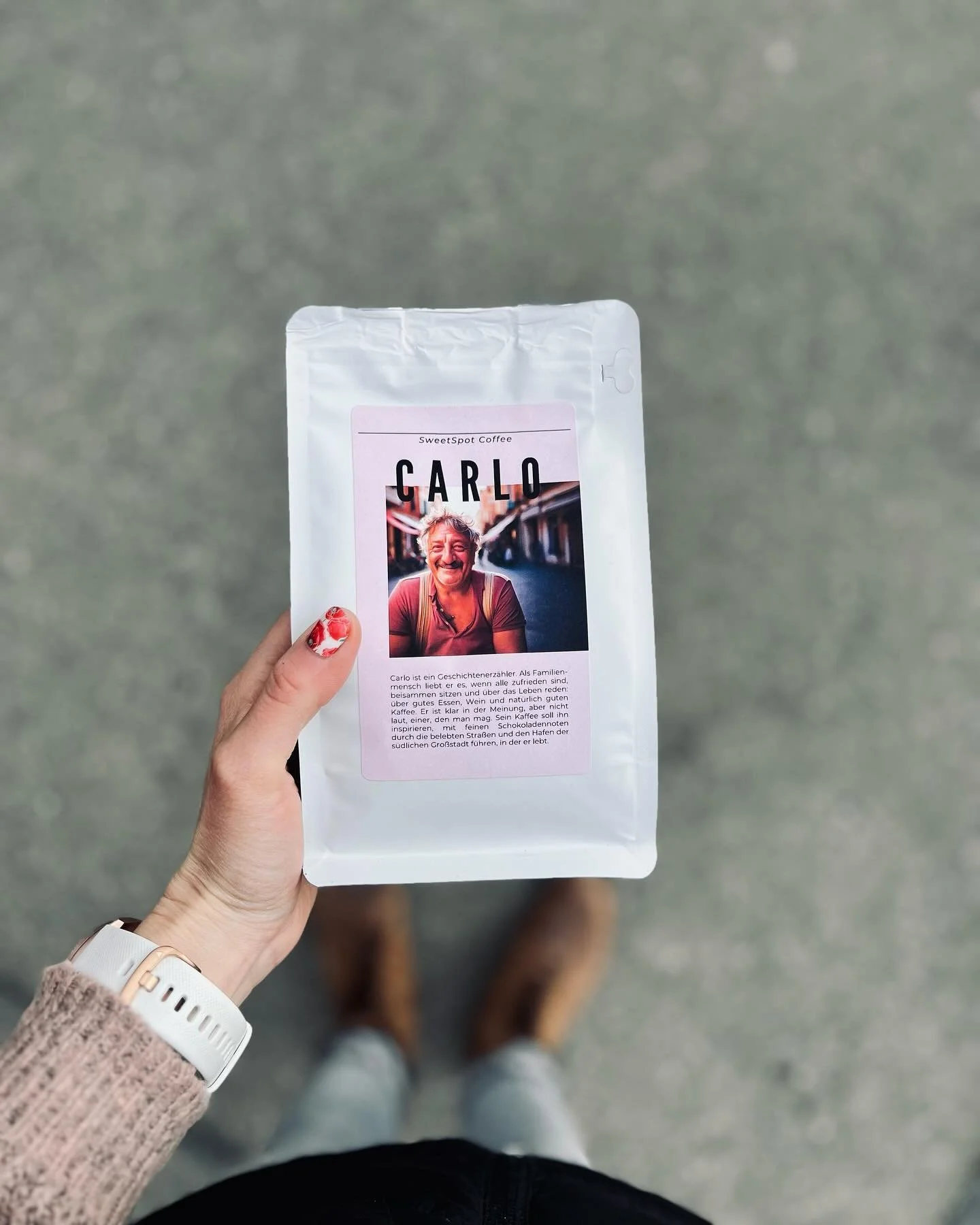 Hallo Carlo👋
Kennst du schon den Kaffee (oder die Jungs) von Sweet Spot..?
Samir und Tobias, zwei Kaffeebegeisterte Baristi, sind in den VidmarHallen zuhause. Jeden Freitag rösten sie ihren Kaffee, zwischen 0900 und 1100 kannst du dich bei ihn