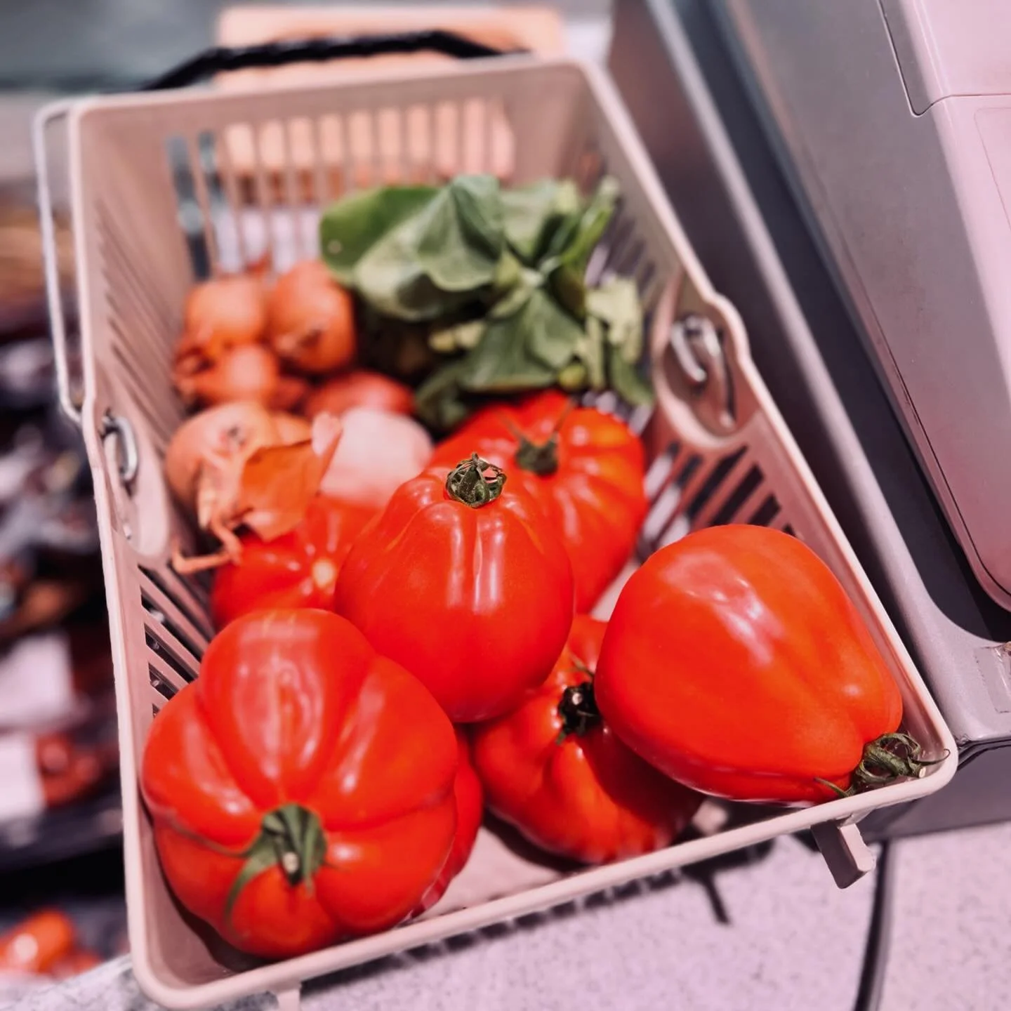 Chörbli Liebi♥️
Wir lieben es, wenn ihr uns eure individuell gefüllten Einkaufchörbli über die Theke reicht.
Ein Stillleben im Onkel Urs🥰
#Onkelurs #weissenbühlquartier #quartierladen #hofladen #regional #saisonal #fle