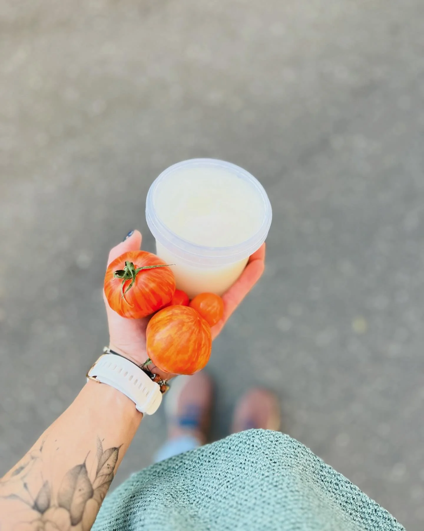 Bärner Tomate & Mozzarella, mir si verliebt♥️
Manchmal braucht es nicht viel, um alle am Tisch glücklich zu machen.
Wir haben viele verschiedene Tomatensorten von @gutknecht_gemuese und passend dazu den berner Mozzarella von @ju