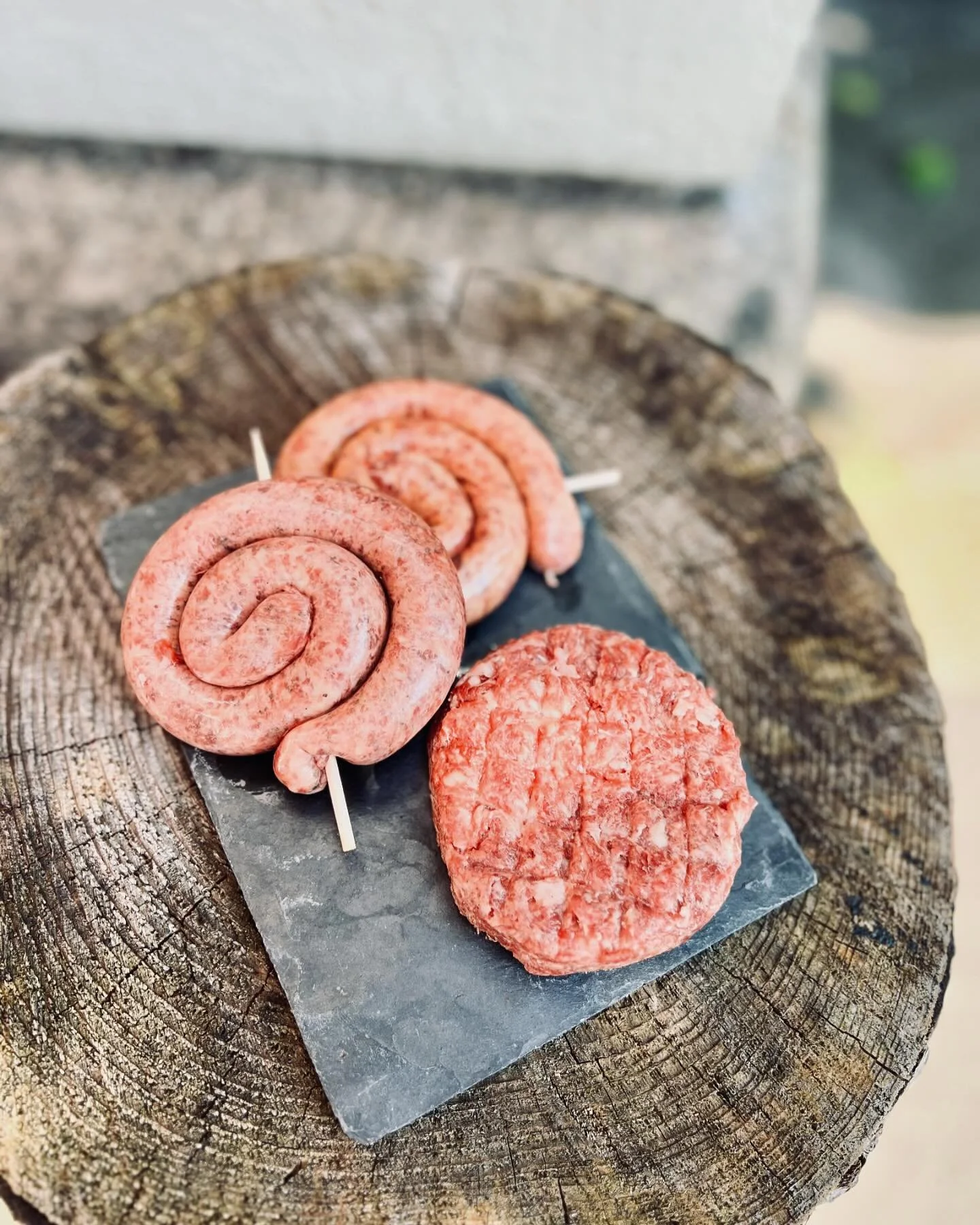 vom Bio Wagyu Rind🐮
Passend zur Sonnigen Woche, findest du dreierlei Grillschnecken und dreierlei Burger vom Wagyu im Buffet😍
#Onkelurs #weissenbühlquartier #quartierladen #hofladen #regional #saisonal #fleisch #gemüse #hofprodukte #bio #ipsuis