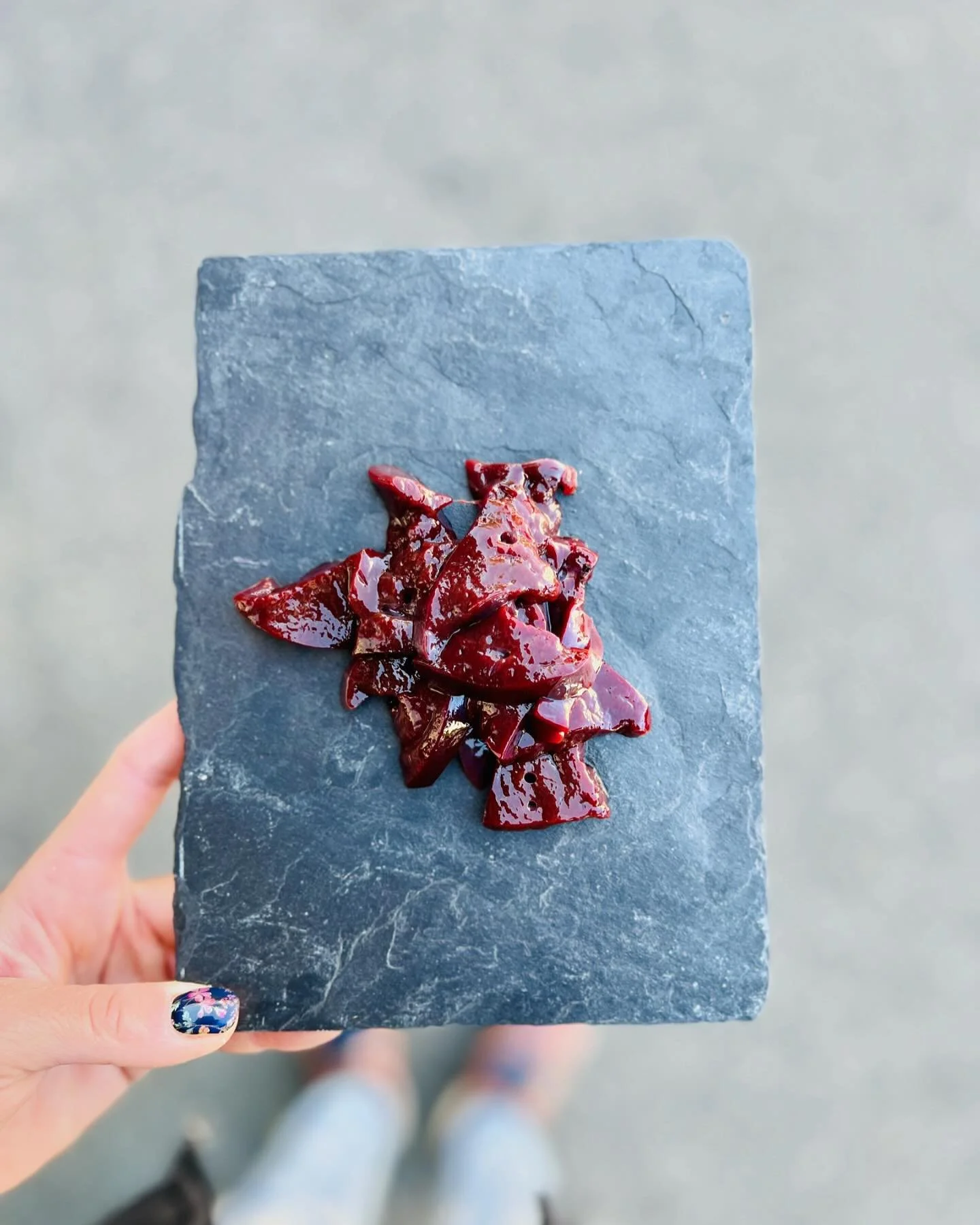 let‘s talk about „Rindsläbere“
Rindsleber ist ein wahrer Superfood und Nährstoffbombe😍 Sie punktet mit einem hohen Eiweissgehalt, viel Vitamin A und B, Eisen, Folsäure und Mineralstoffen wie Zink, Selen und Kupfer.