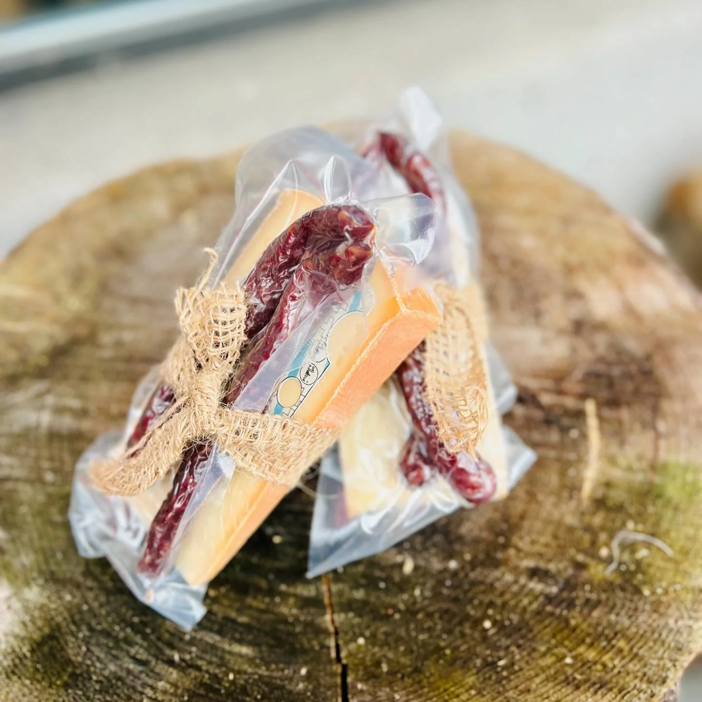 Aarechnebeli x Aarewasser
Was für ein cooles Kundengeschenk😍
Bist du auch noch auf Geschenksuche für deine MitarbeiterInnen, Kunden, Tante, oder oder oder..
Schreib uns oder komm vorbei, zusammen finden wir sicher das passende Geschenk.