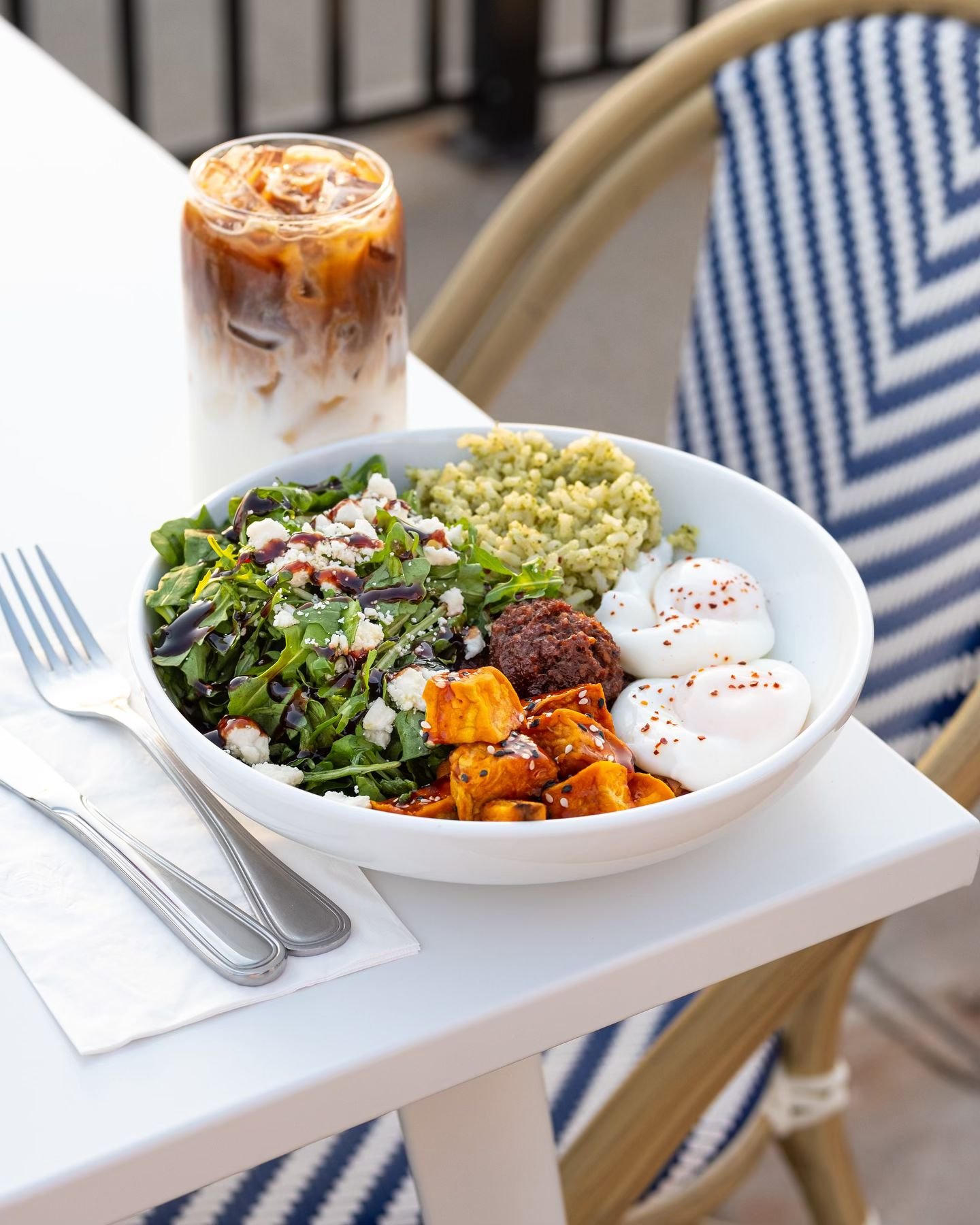 Come enjoy patio season while you can at our new west Omaha location! This GL Bowl and iced cinnamon roll latte are calling your name. 😮&zwj;💨