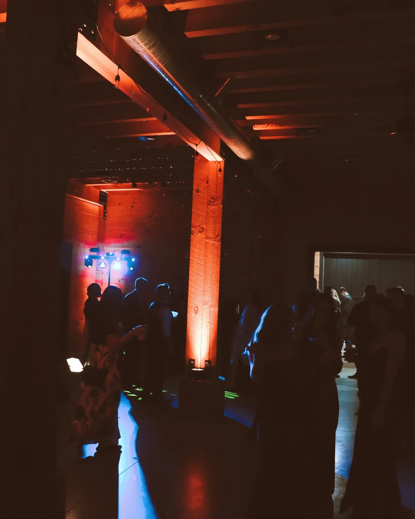 Good vibes on the dance floor 🎧🎵 #pasturebarn #weddingvenue #venue #michiganvenue #chelseawedding #music #privateevents