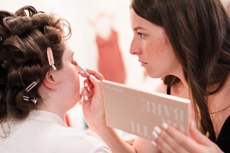 Behind the scenes of our Glam Squad servicing the beautiful bride, Lauren! 

Follow our new bridal account 👉🏻 @lv.glamsquad 👈🏻