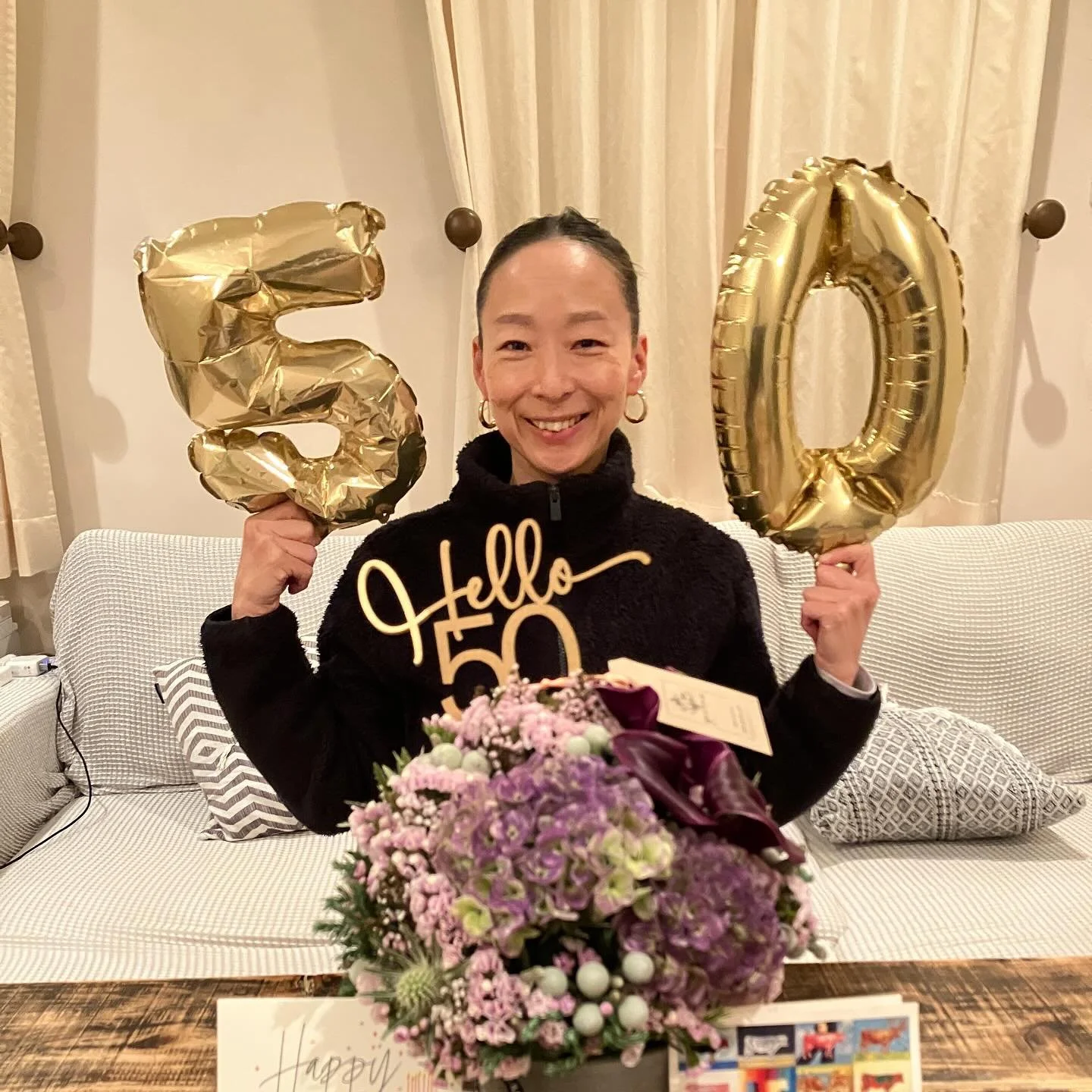 おかげさまで本日50歳を迎えました。　

念願の数字バルーン写真実現！
以前、「50の誕生日にあのバースデーフォトの定番（年齢バルーンショット）をやりたい」と半分冗談で友達に言ったら、昨日レターパックで家に本当に送って来ました。
令和風な目線とか表情とかやりたかったのですが、ショックなくらい全然うまくいかず。あれは訓練が必要なんだな。すぐやってできるもんじゃないんですね。結局、昭和風情に落ち着きました。

さて、来年51歳になります。再来年は52歳を目指します。10年後の自分が一体何歳になってい