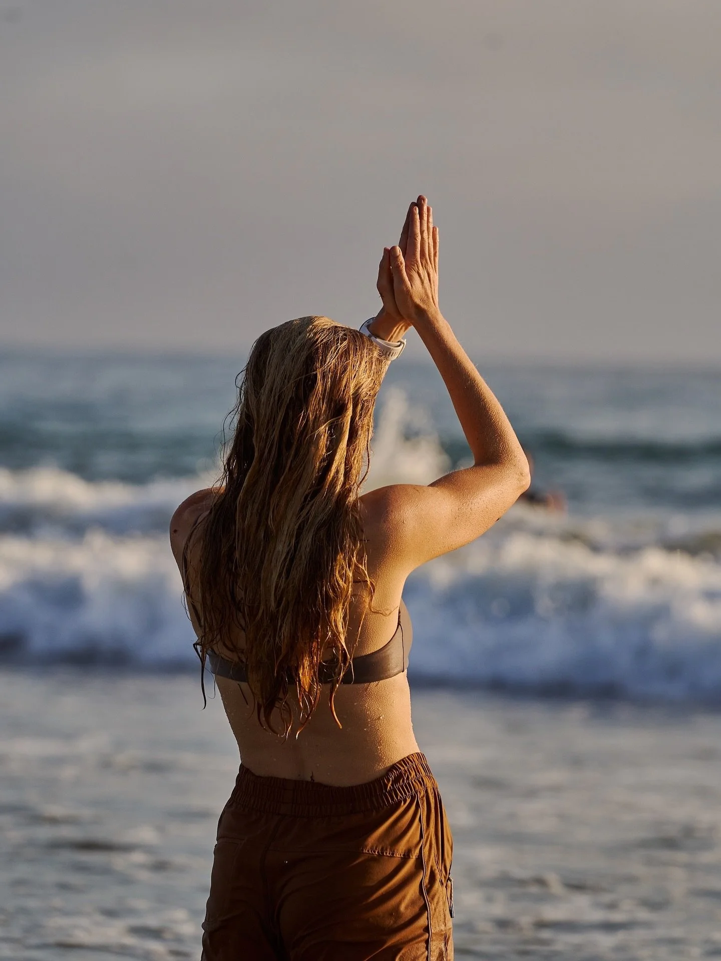 Nothing beats the moment a mentor steps back, cheering from the shore, as a girl catches her wave on her own. 🌊 That’s confidence taking flight.
📸 @aliciaberardelli