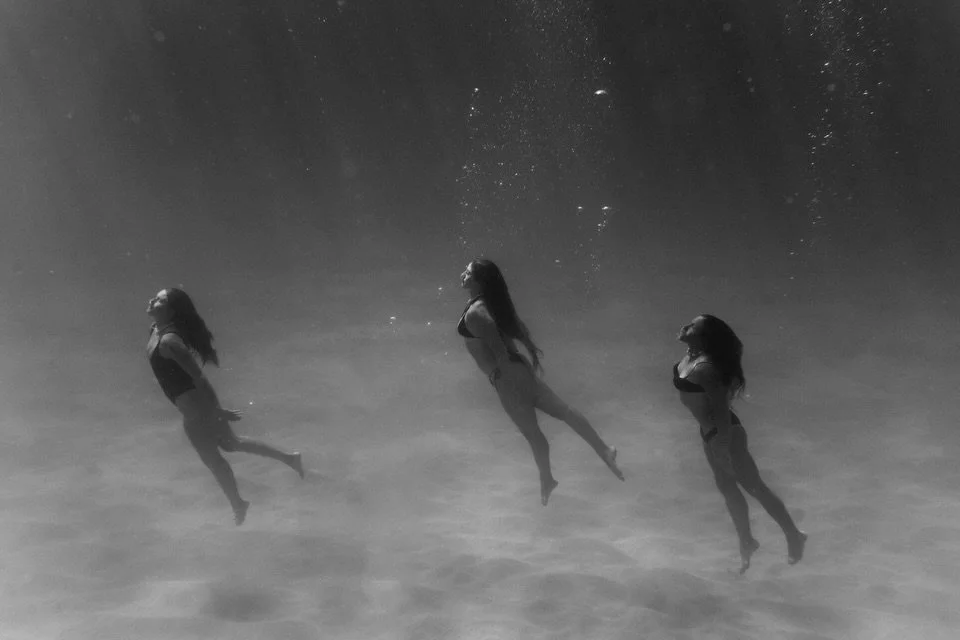 Flashback Friday to Oahu 🌊 Celebrating body love, freedom, and empowerment in the water and on the sand. How do you embrace your own power and confidence?

📸 @bryannabradleyphotography 

#ChangingTides #ChangingTidesFoundation #Surf #WomensEmpowerm