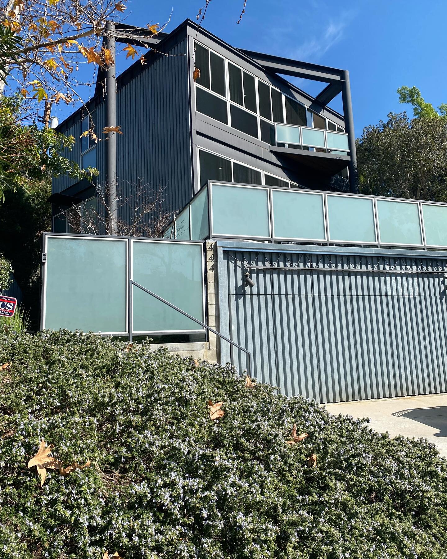 Rustic Canyon | Pierre Koenig&rsquo;s Schwartz House, 1994

Architectural gem nestled in the tranquil canyon of Santa Monica.  An industrial mixture of steel and concrete with a indoor outdoor flow allowing for natural dappled light throughout&hellip
