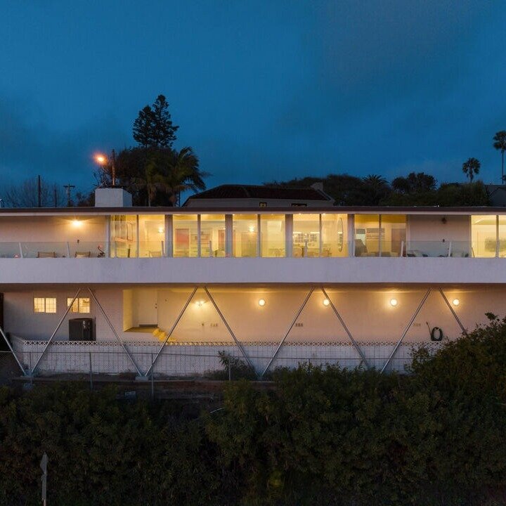 I always wondered about this #mcm home perched above PCH...

Built in 1962 by Jim Charlton AIA, an apprentice of Frank Lloyd Wright, the property is perched on the bluffs of Santa Monica Canyon. I pass those iconic steel posts everyday on PCH right b