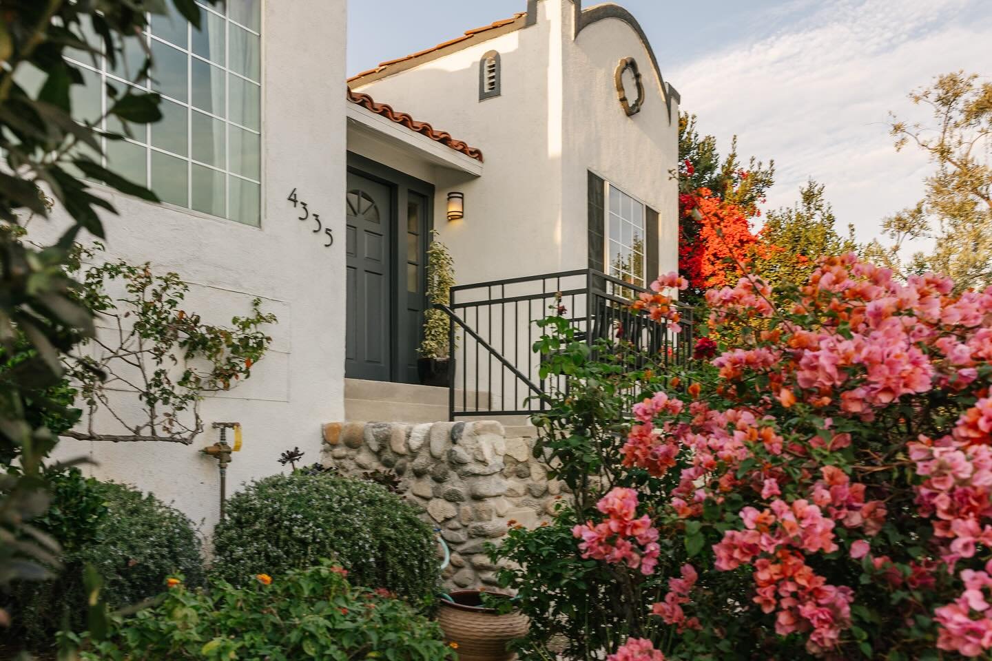 ✨ JUST LISTED ✨
1926 Spanish Charmer in Eagle Rock&hellip; 
Link in bio ⬆️ 

A lush hillside, coved ceilings and arches, mid century interiors, amazing views, old world charm, two tiered street to street lot&hellip;come see for yourself&hellip;

4335