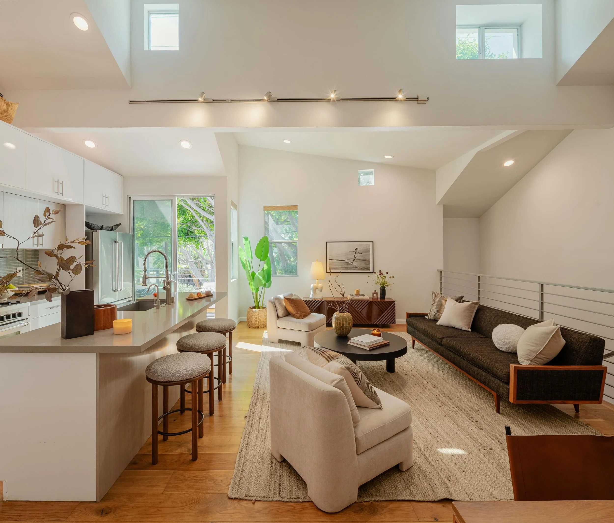 JUST LISTED | Architectural in Santa Monica&hellip;

Modern Livability | Distinctive Design | Contemporary Loft-like feel.  Soaring ceilings, expansive windows, clean lines, and architectural details set this unit apart from others on the market.  Th