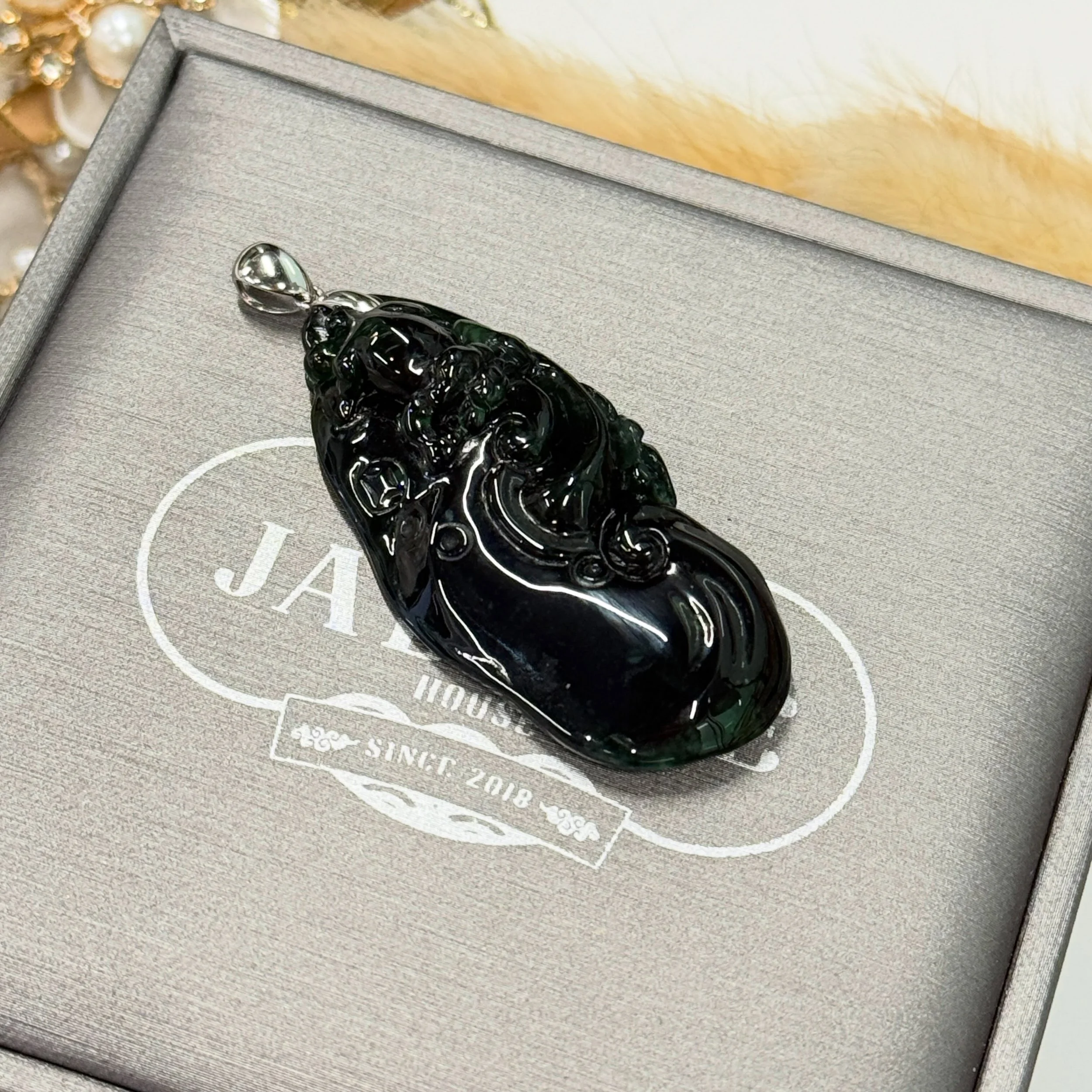 Omphacite Ruyi.jpg