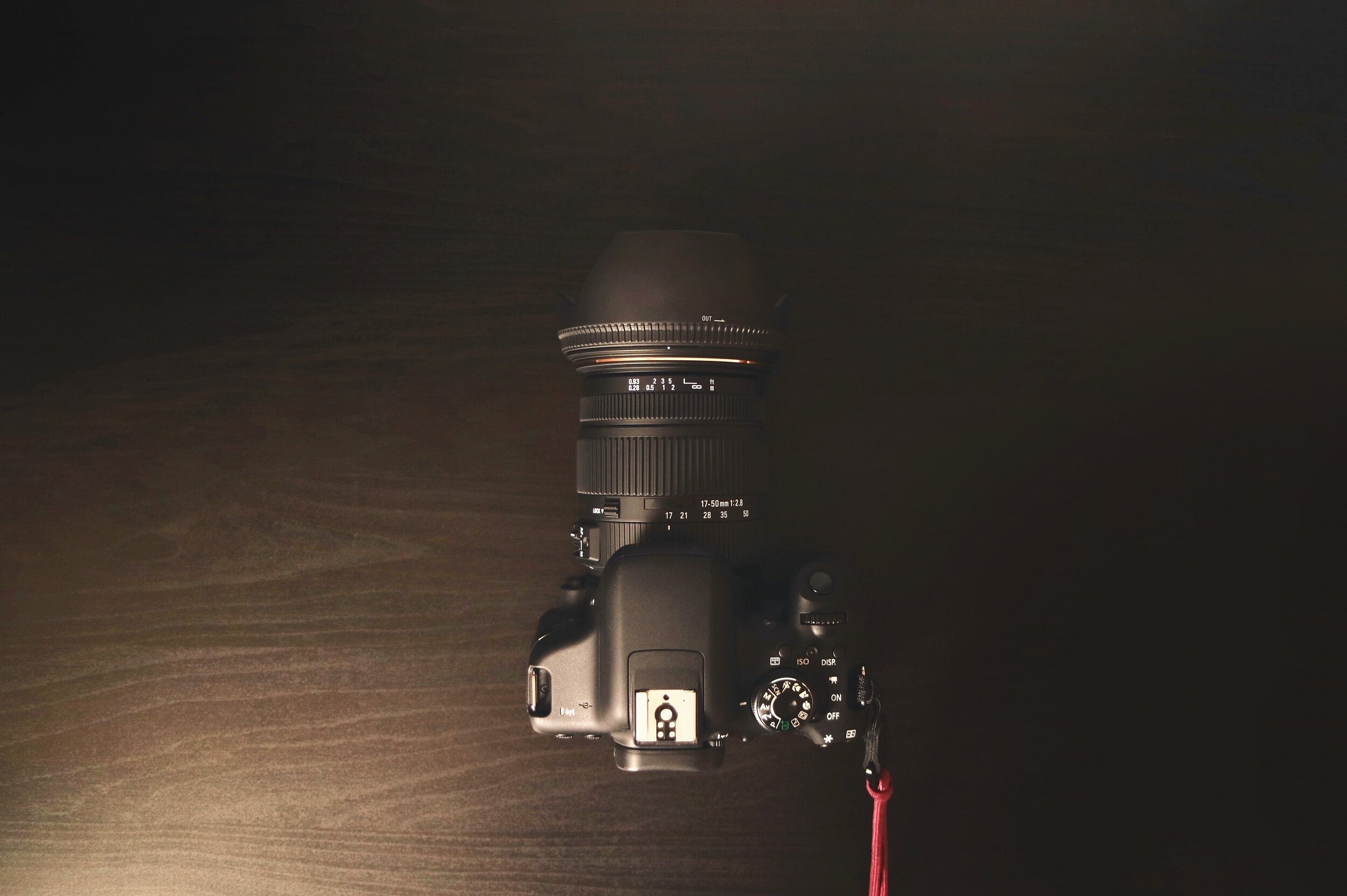 flatlay-of-dslr-on-a-desk-4FTZCNH-min.jpg