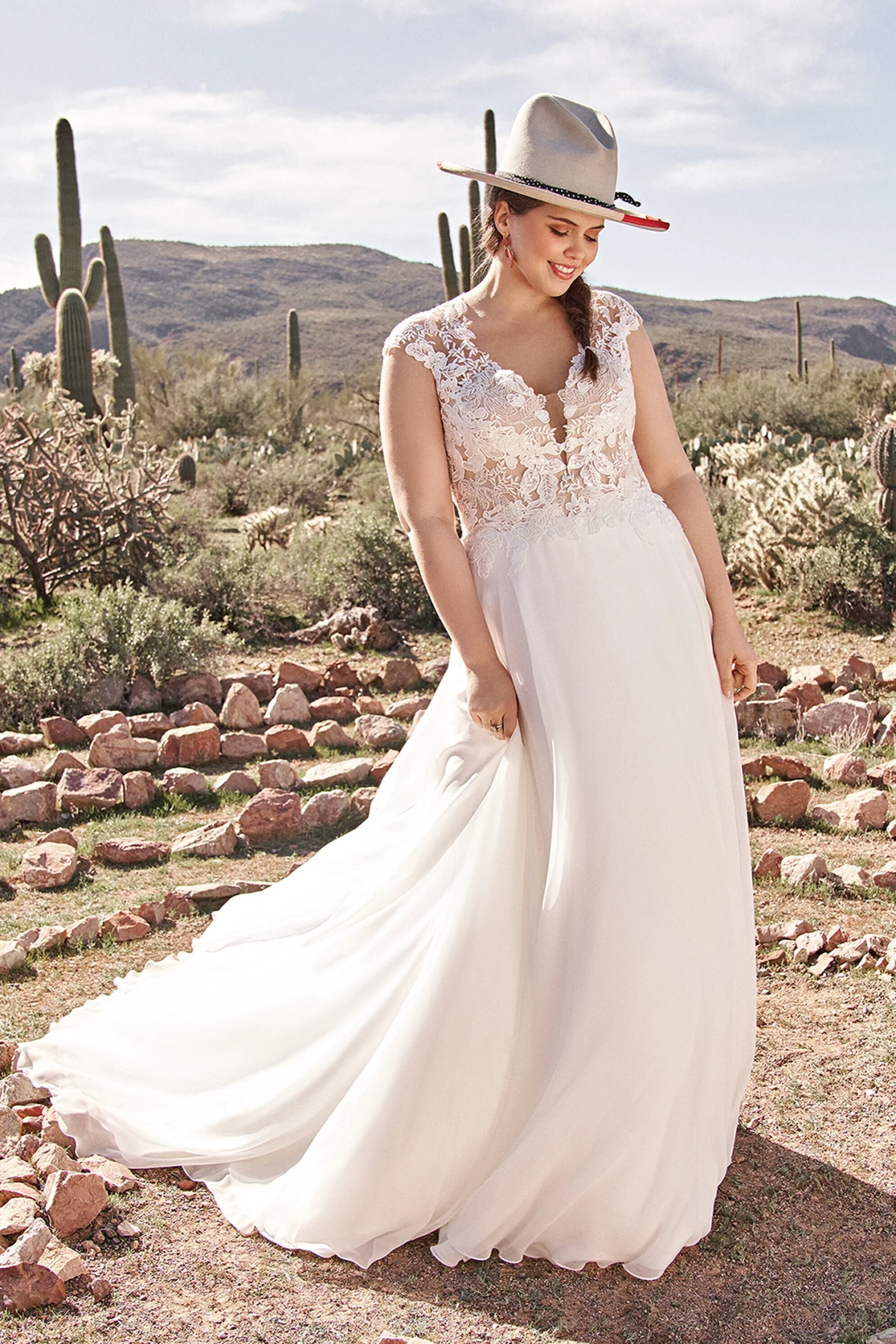66077PS-Lillian-West-CurvyBride-bestickt