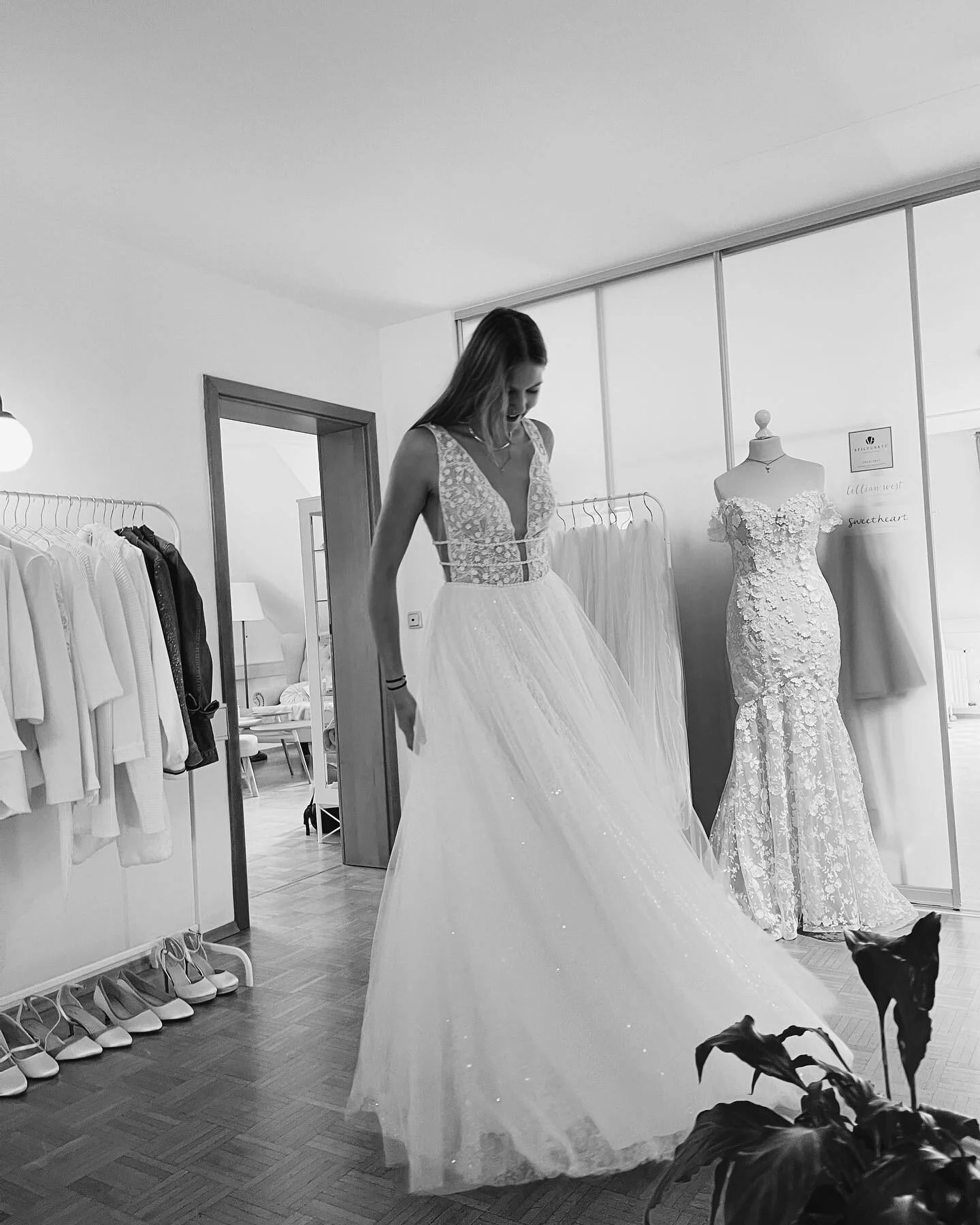 Sparkling dream dress 💭✨

_____
#braut #braut2022 #braut2023 #brautkleid #brautkleider #bride #bridedress #bridetobe2022 #bridetobe #wedding #weddingdress #wedding2022 #hochzeit #hochzeitskleid #hochzeit2022 #frankfurt #darmstadt #wiesbaden #aschaff