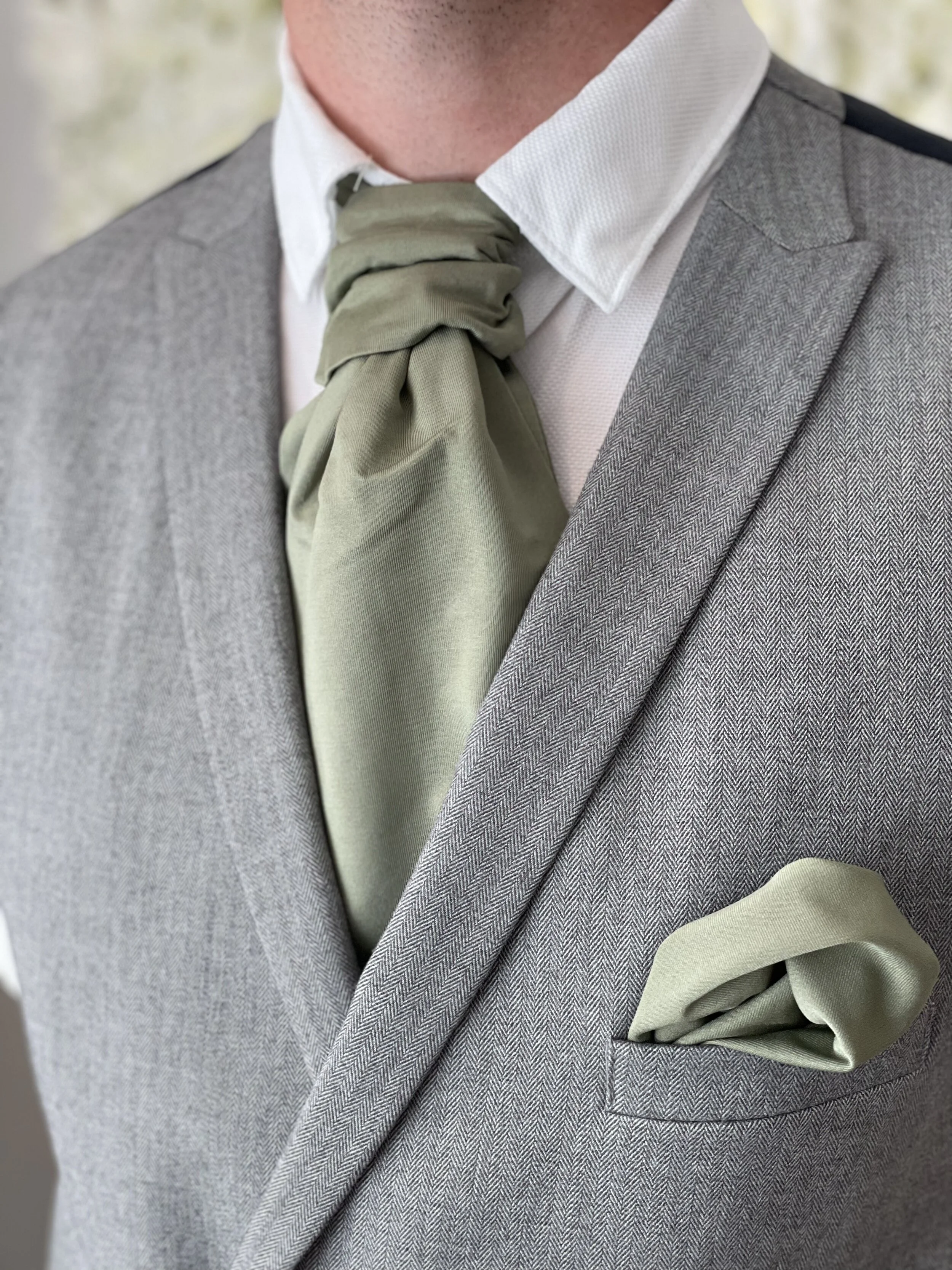 pre-tied cravats for groomsmen by la closet de chanel