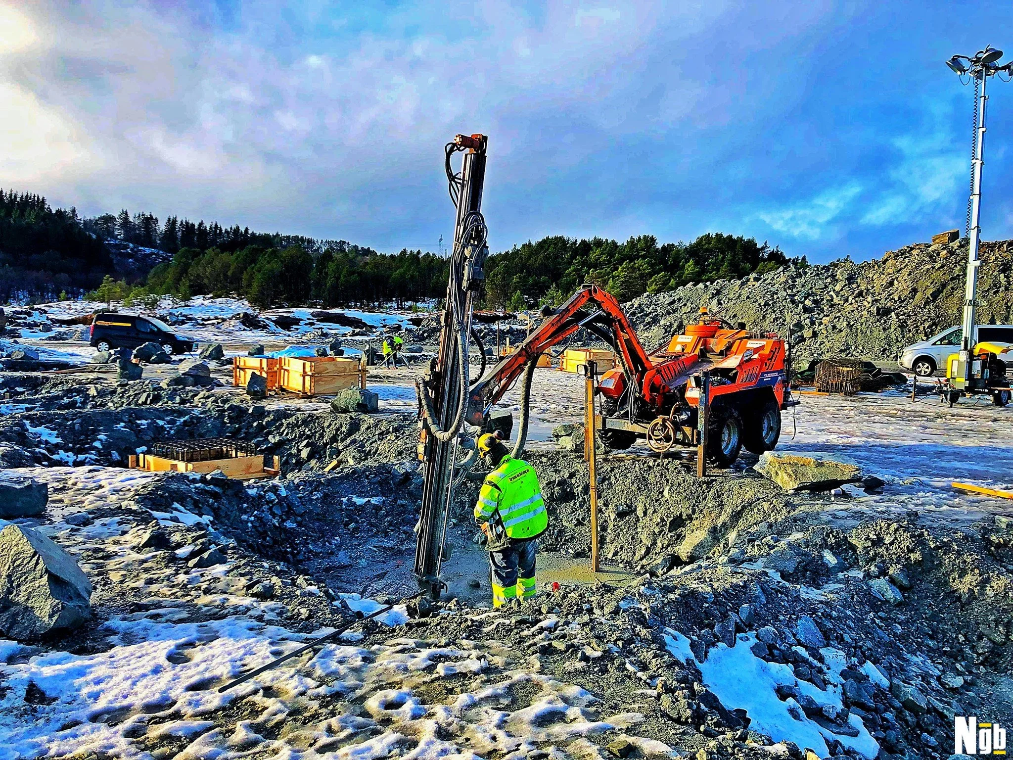 Bilde av borerigg og arbeidsmann