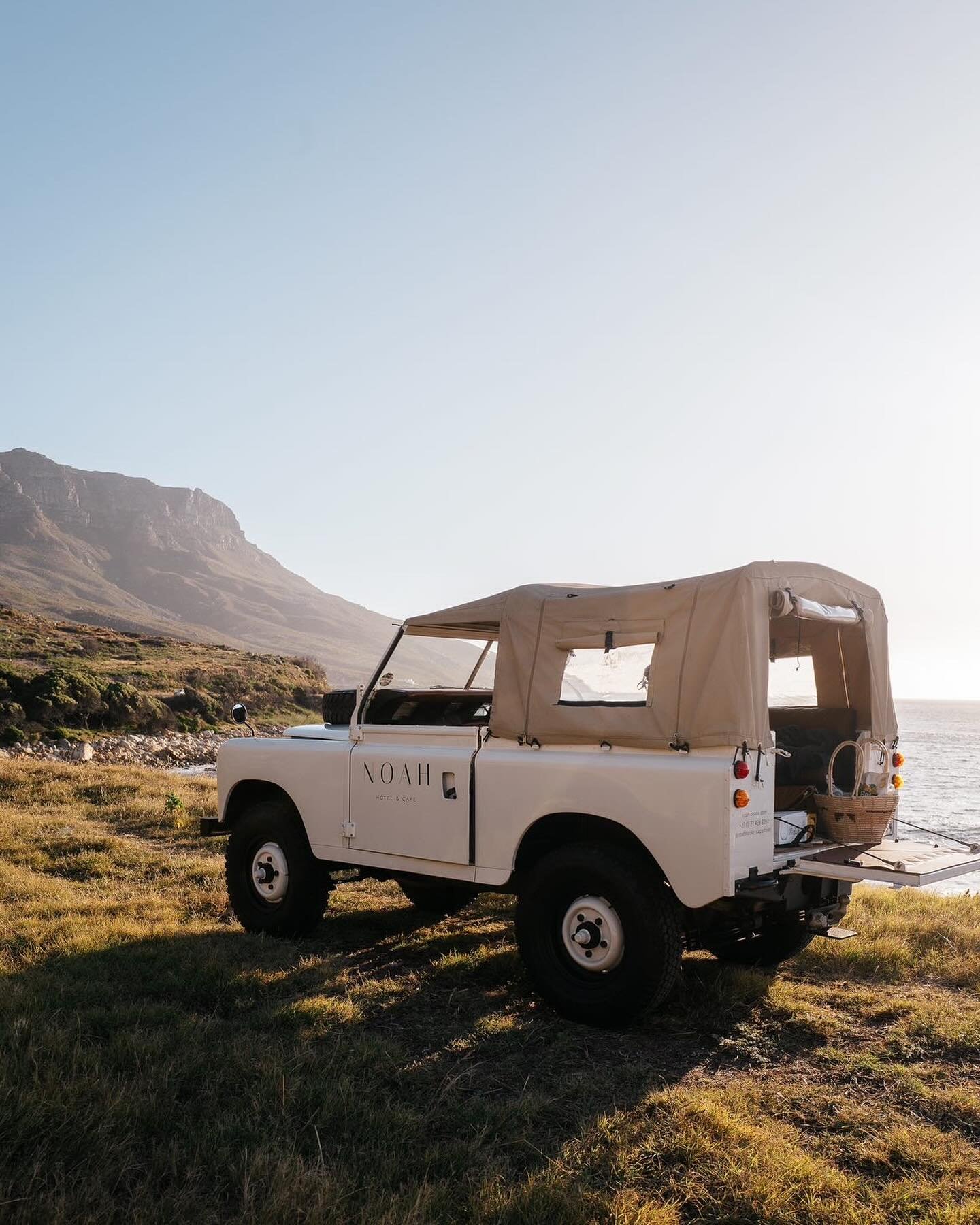 sundowners - even on beautiful Autumn days 🍂 beautiful sunsets in Cape Town. 

#sundowners #capetown #tamboerskloof #southafrica #coastal #boutiquehotel #experience #outdooractivities #smallluxuryhotels