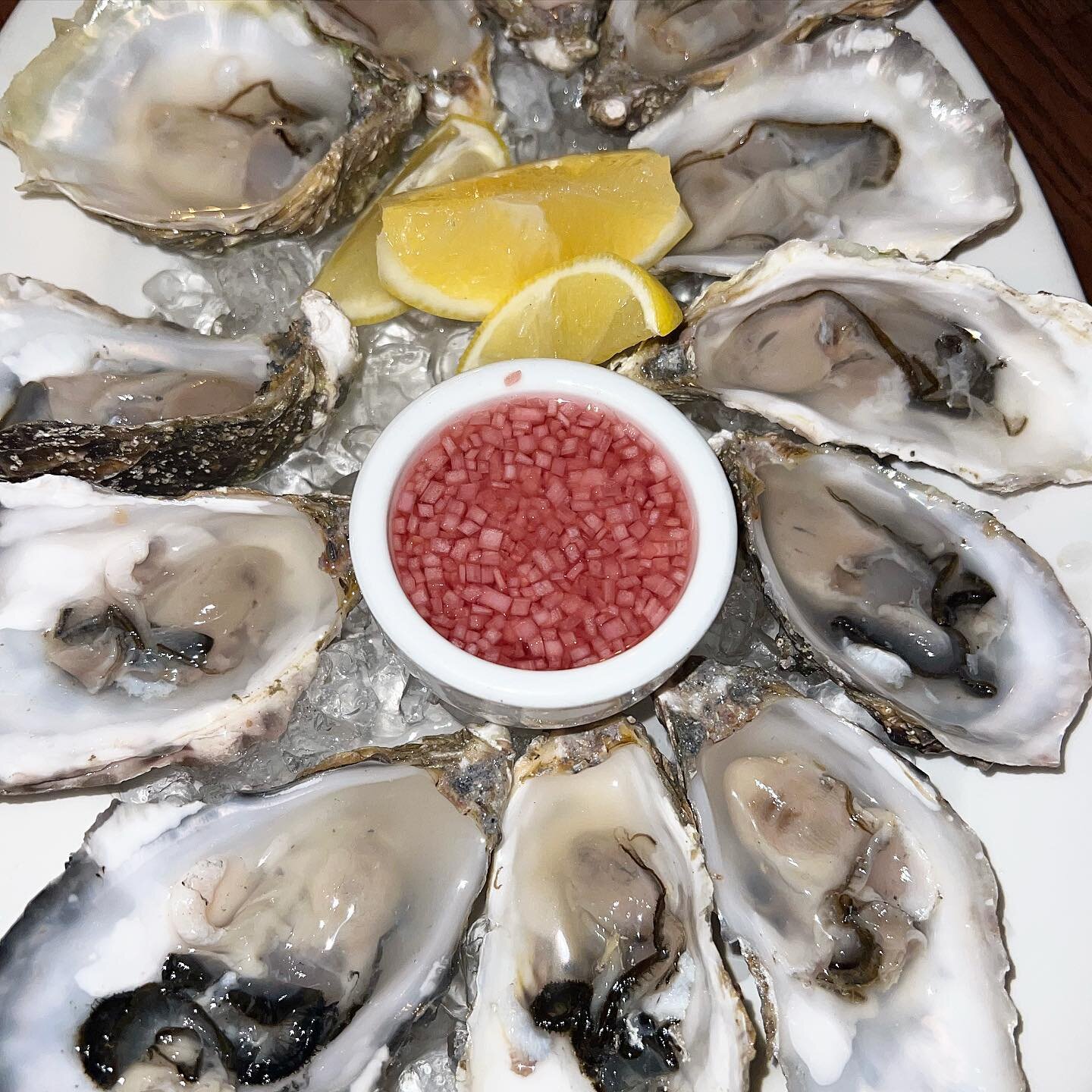 It&rsquo;s that time of the week! Oyster happy hour is almost upon us 🦪 Join us every Friday 5-6 for 6 for &pound;15 oysters 😋 pair with a bubbling glass of Prosecco, deliciously dry champagne or with a cold pint of Guinness 🥂 

#oysterhappyhour #