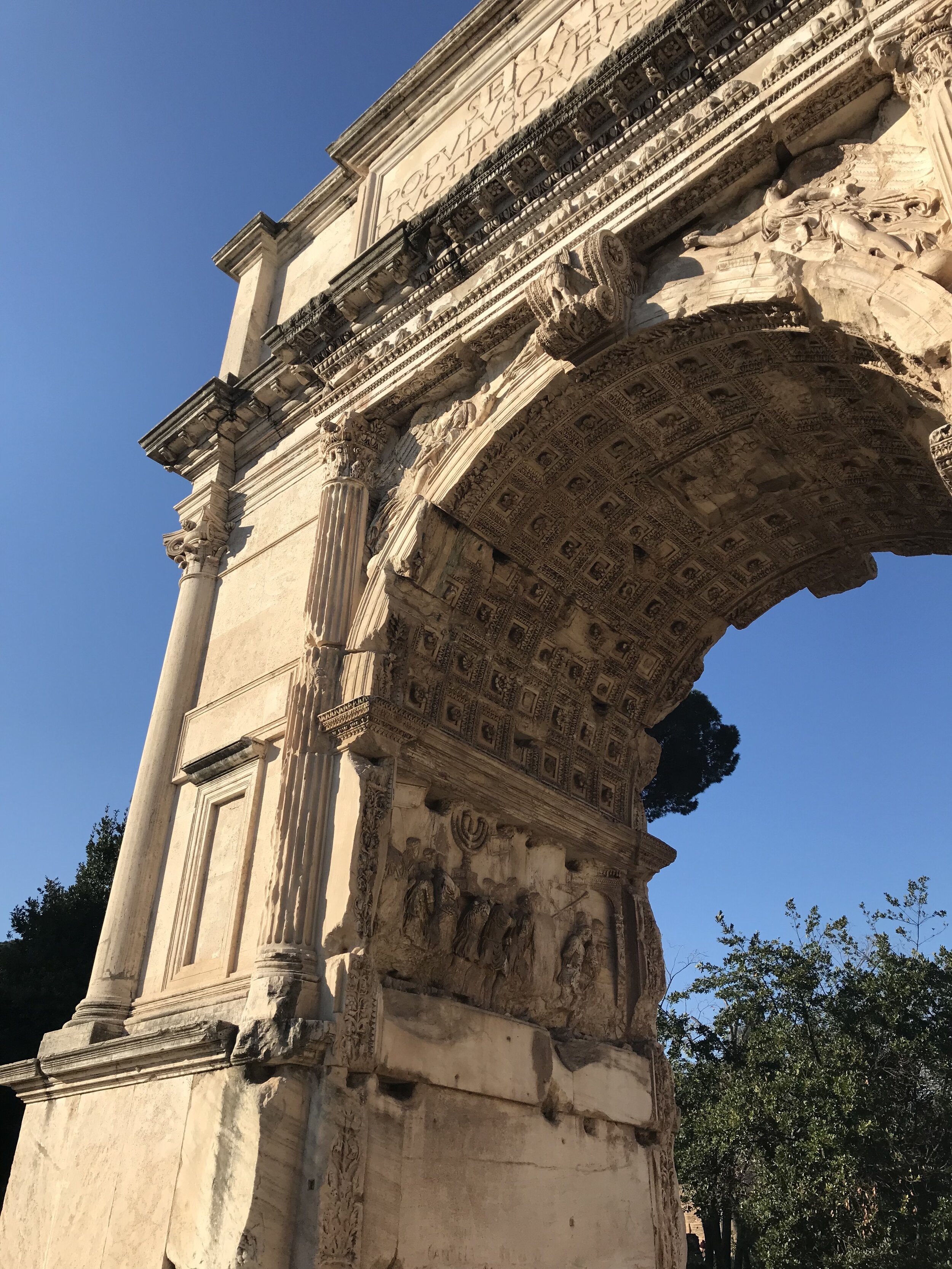 ancient_roman_arch_in_the_forum.JPG