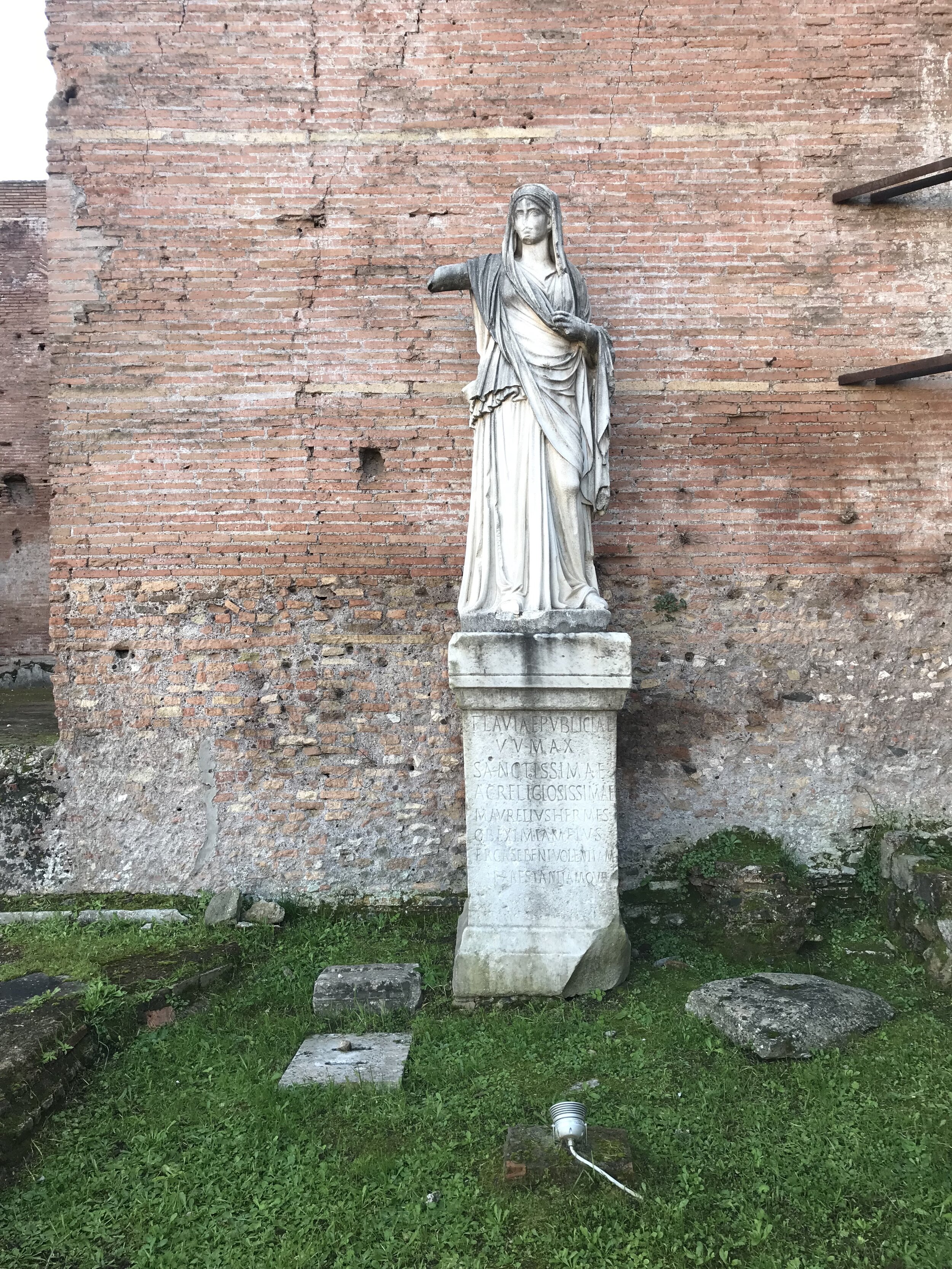 ancient_roman_sculpture_in_the_forum.JPG