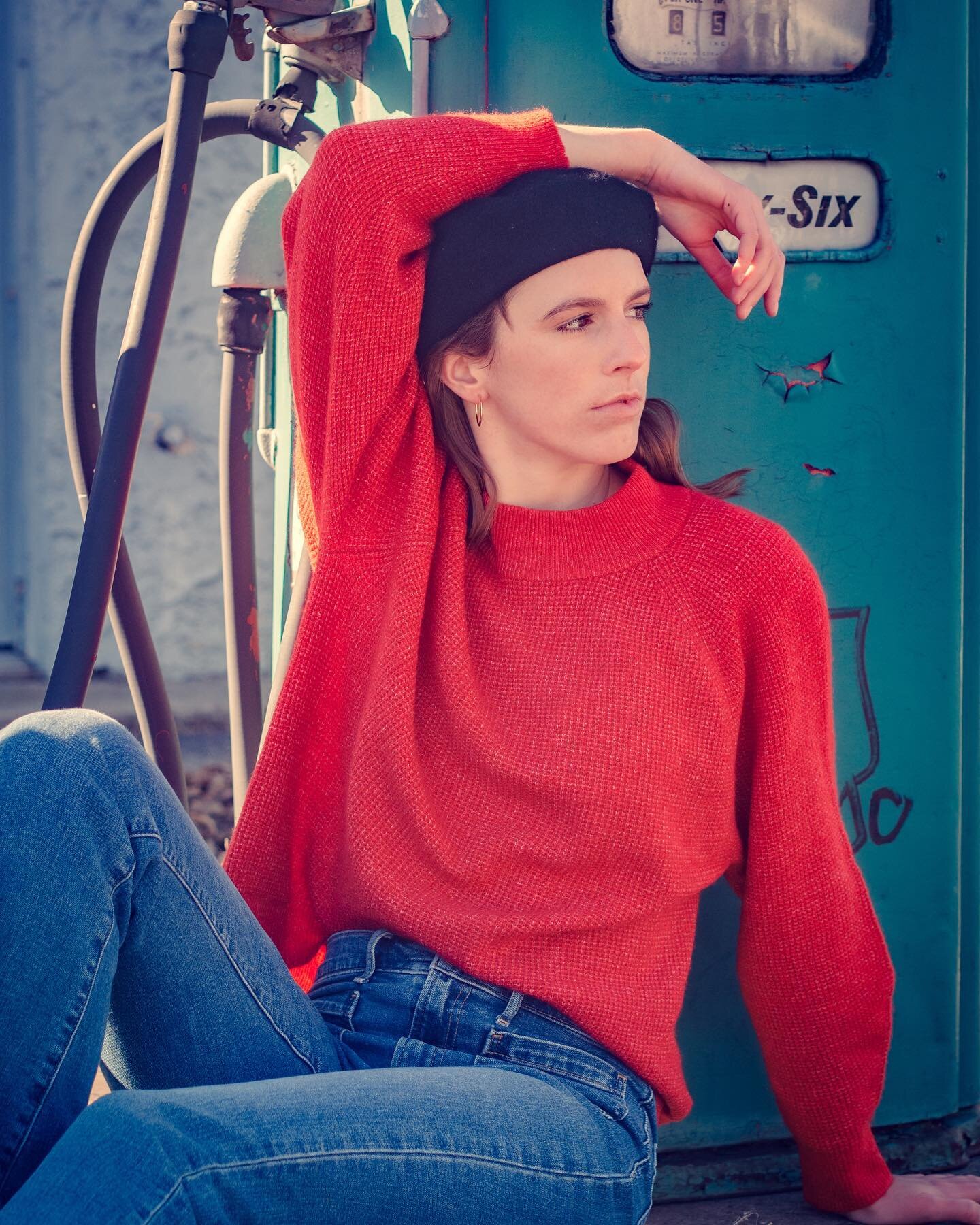 Originally not on our list of locations, this caught the eyes of Rachel when she drove by. Such a cute little old gas station that fit into our theme for the day. 

Model: @rachel_hoober 

#portraitphotography #gasstation #pumps #smousehouse #gasstat