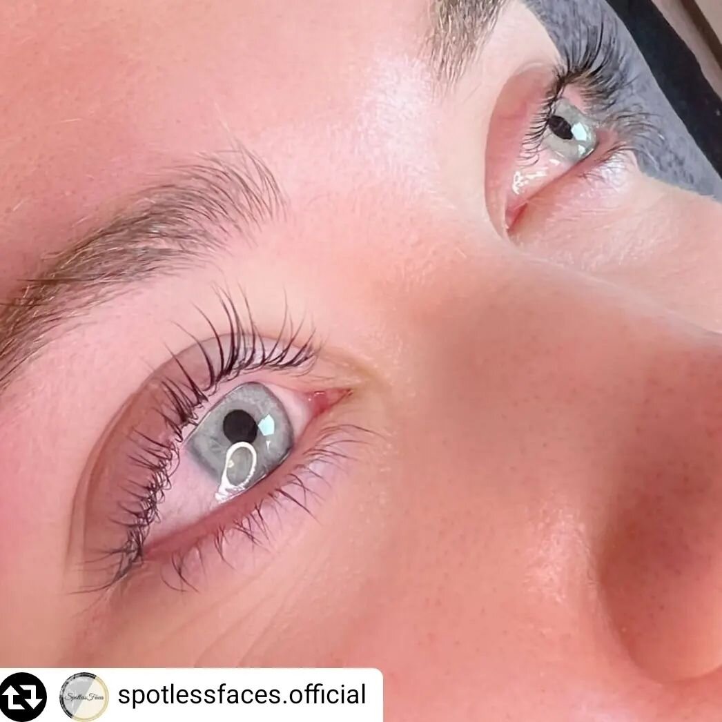 G.E.L. Keratin Lash Lift is a world-leading treatment that lifts, bends, adds volume, colors and STRENGTHENS your natural lashes! 😍 

💚 Fruit &amp; plant extracts
💚 Organic conditioner
💚 Silk peptides
💚 Keratin 

❌ NO Harsh Chemicals⁣
🙅&zwj;♀️ 