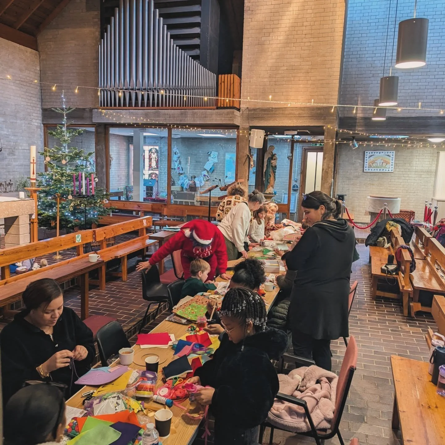 CHRISTMAS CRAFTING! 

Great to share with you at our crafty crafters for kids this afternoon. Thanks to you all for getting creative, enjoying hot chocolate with marshmallows and plenty of glitter and glue! 

Our next creative service is Christingles