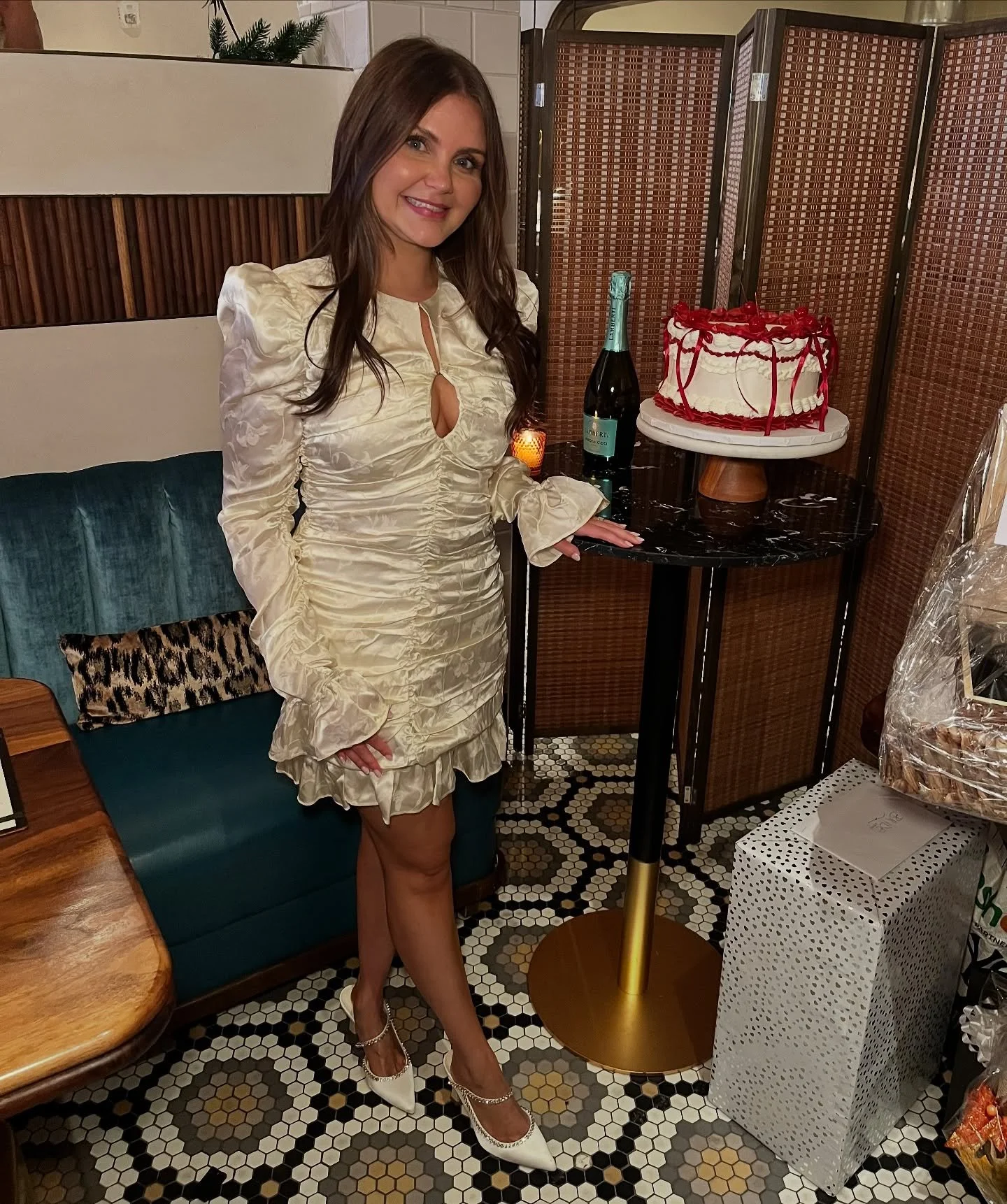 A bronzed &amp; beautiful bride-to-be 🤩 

One round of Express for this glowing babe 🤎