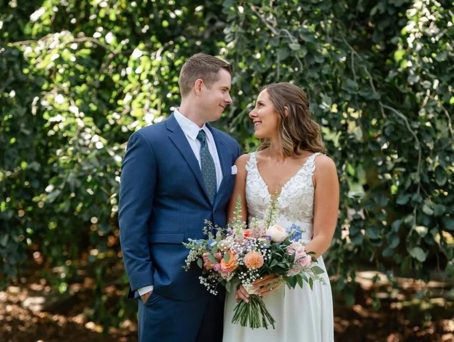 An absolutely stunning bronzed bride 🤩 

Cheers to the newlyweds 🥂