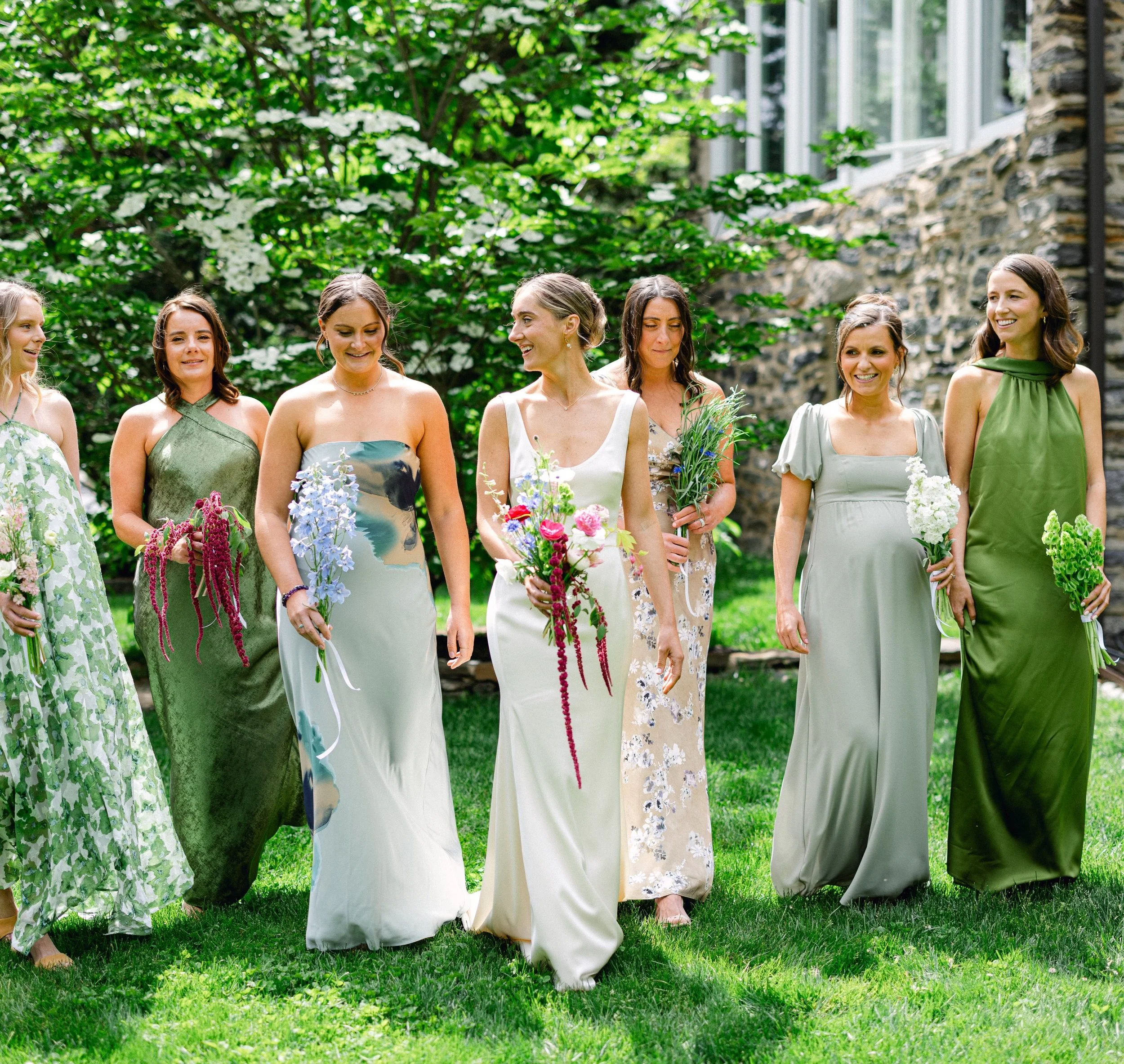 When the whole crew says &lsquo;I do&rsquo; &hellip; to a flawless glow for the big day 💐🤎 

One round of Express for the girls 🥂